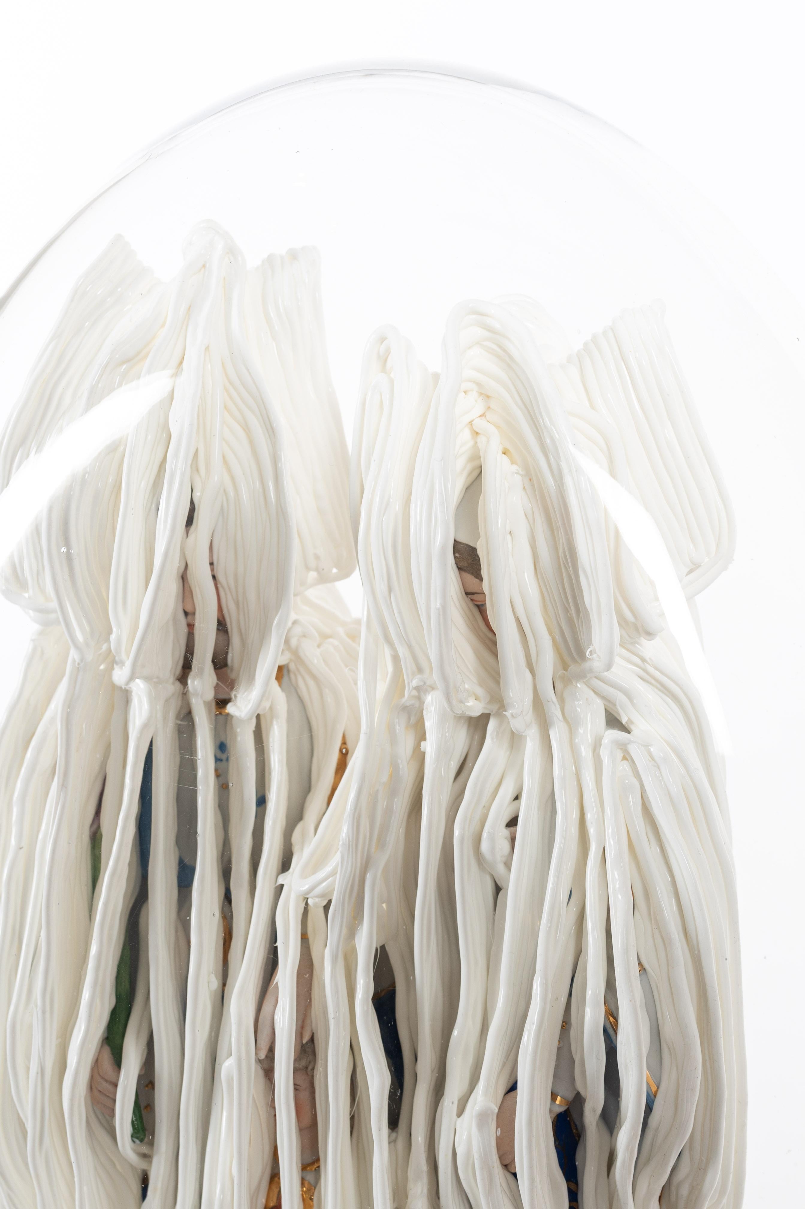 Scultura in silicone e porcellana di 2 statuette - Figurative Sculpture Grigio di Erlend Van Landeghem