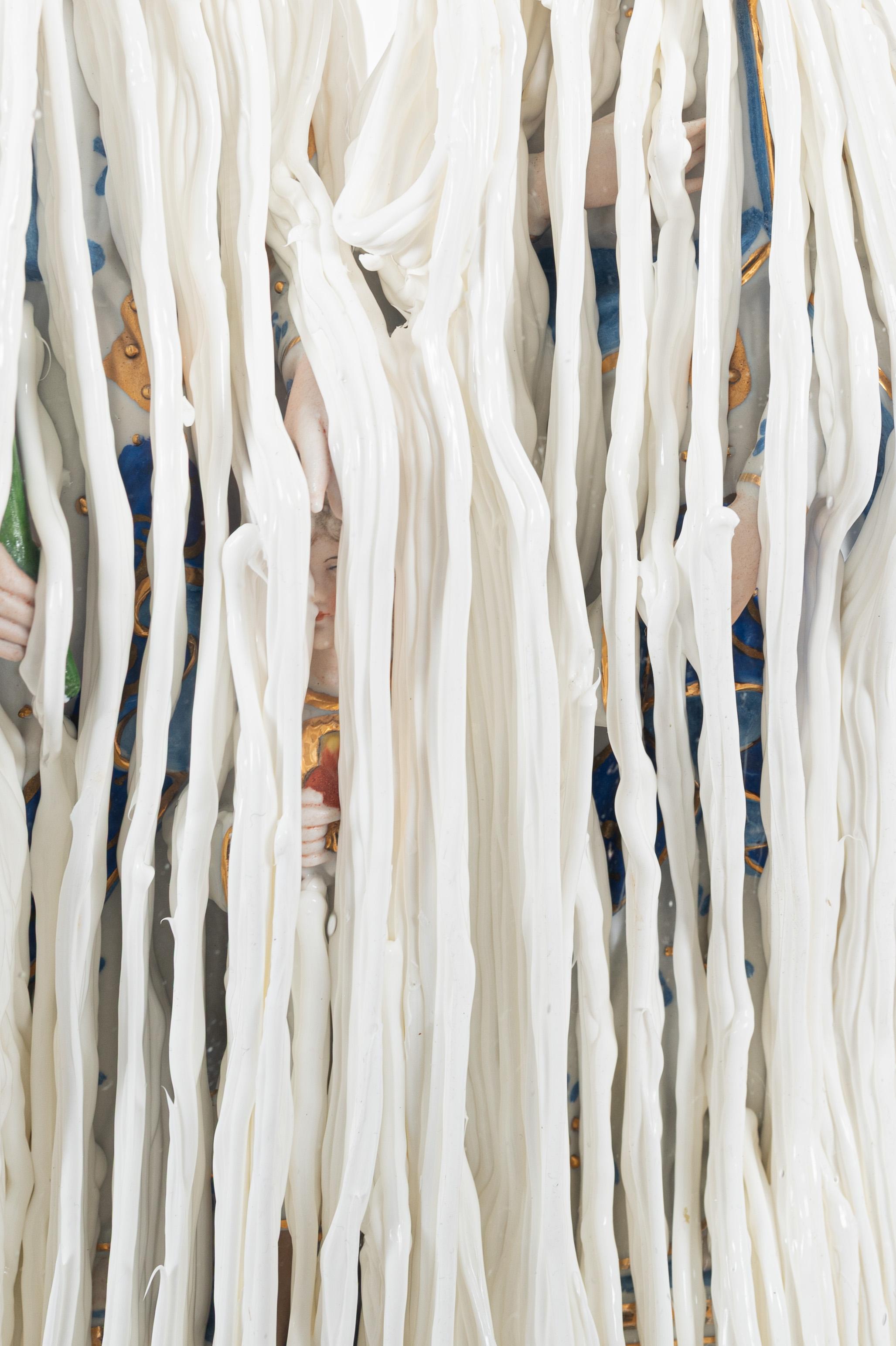 Scultura di statuette di Gesù e Maria ricoperte da corde di silicone bianco. 