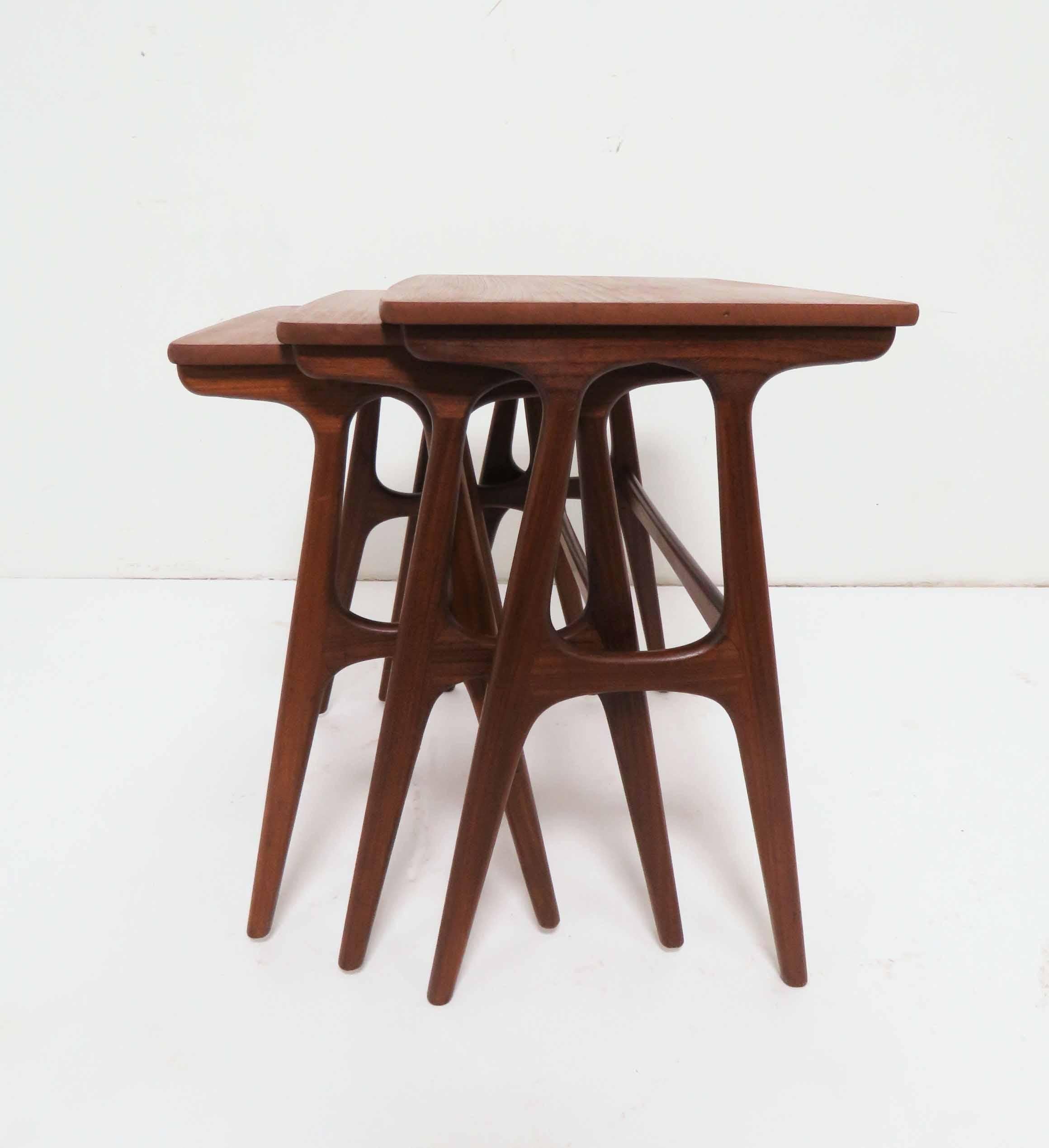 Set of Danish teak nesting tables with mahogany legs, designed by Erling Torvits for Heltborg Mobler. Made in Denmark, circa 1960s.

Largest table measures 22