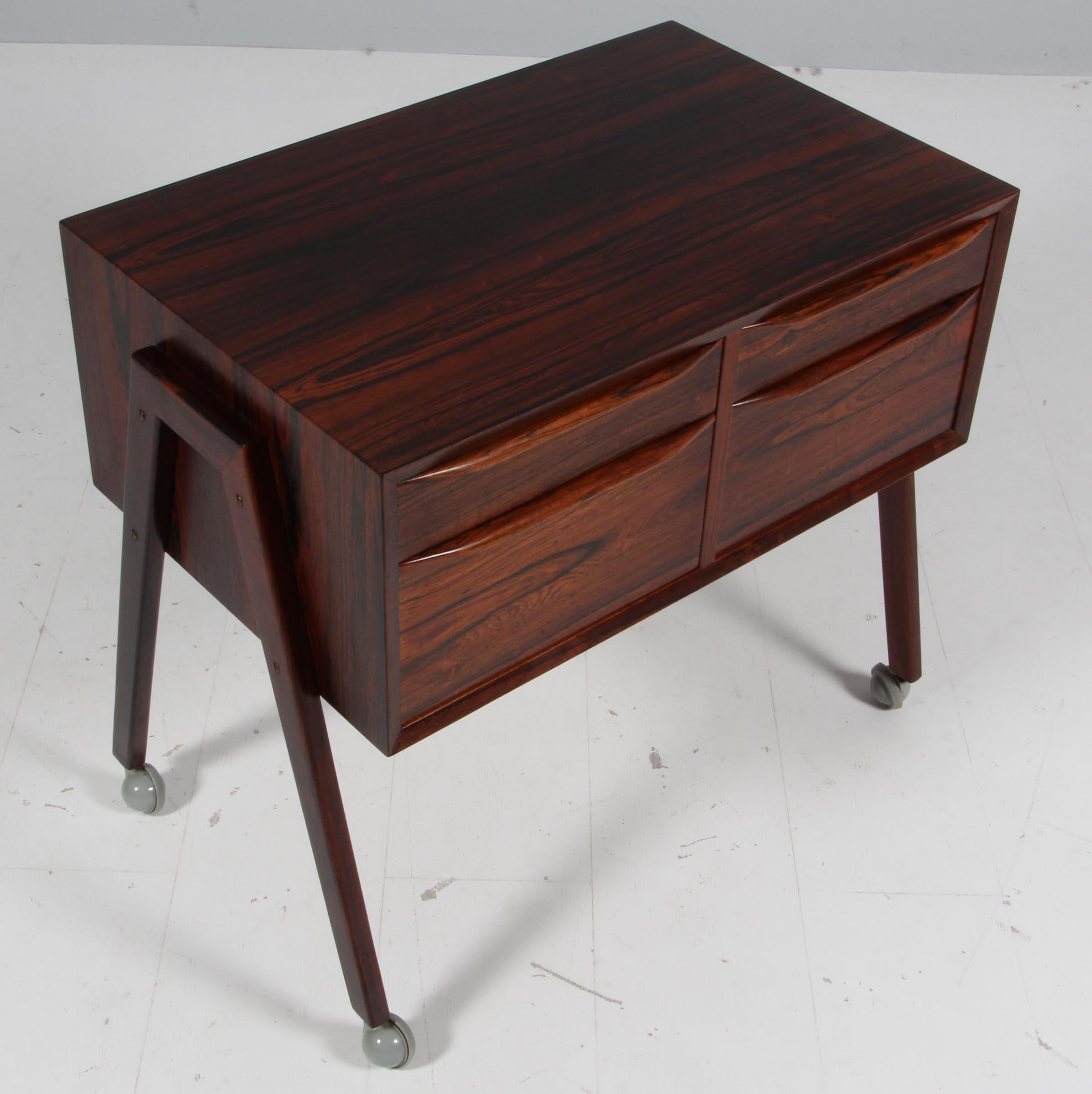 Erling Torvits sewing nest in rosewood. Four drawers.

On wheels.