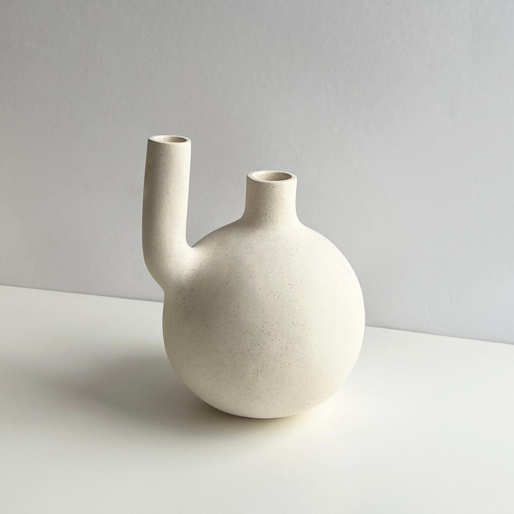 Vaso scultoreo Ermes Excuse Me di Karin Amdal
Unico nel suo genere.
Dimensioni: D. 15 x L. 13 x H. 17 cm.
Materiali: Ceramica/argilla di gres.

I pezzi sono fatti a mano, unici nel loro genere, e le dimensioni possono variare leggermente. Può essere