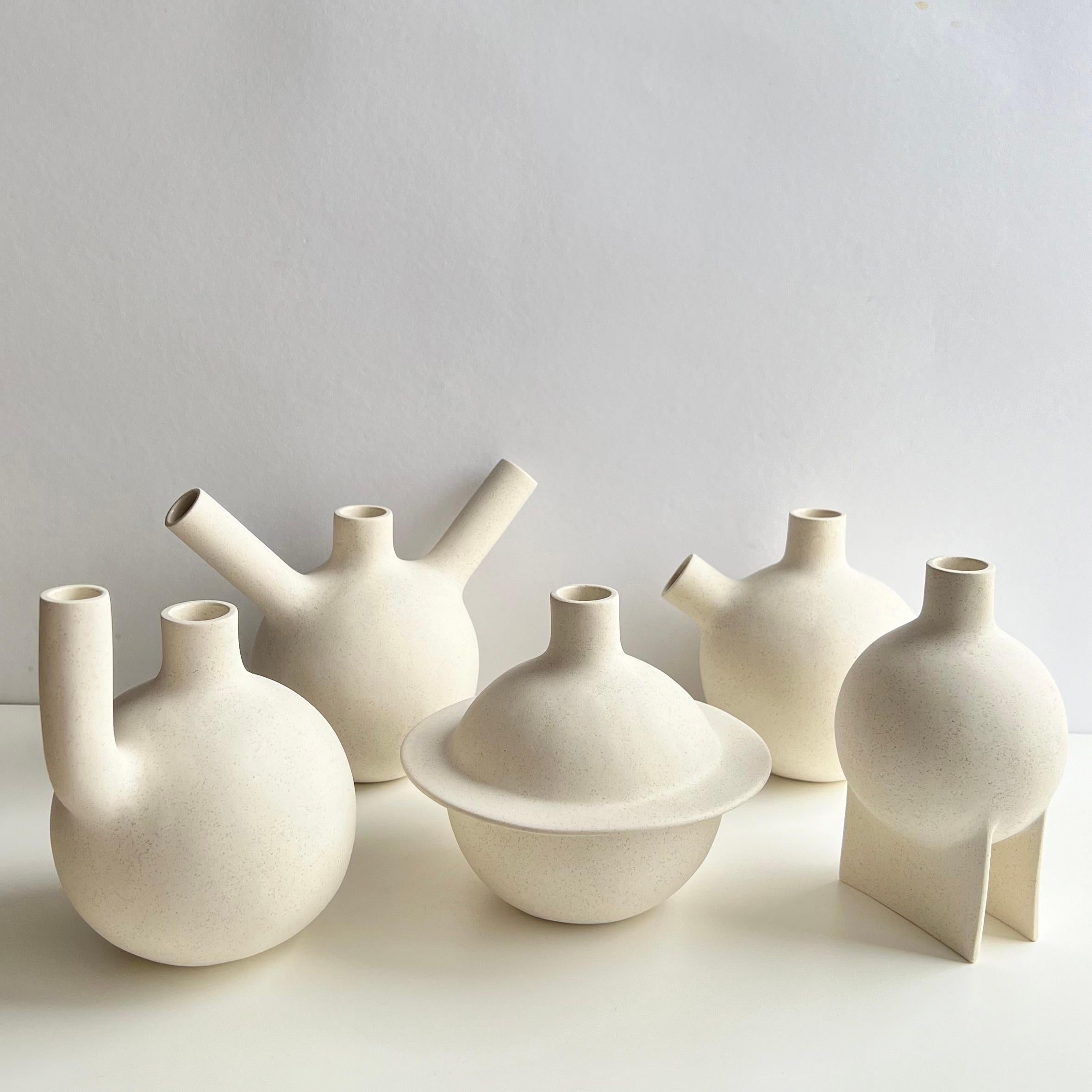 Postmoderno Vaso scultoreo Ermes Excuse Me di Karin Amdal in vendita