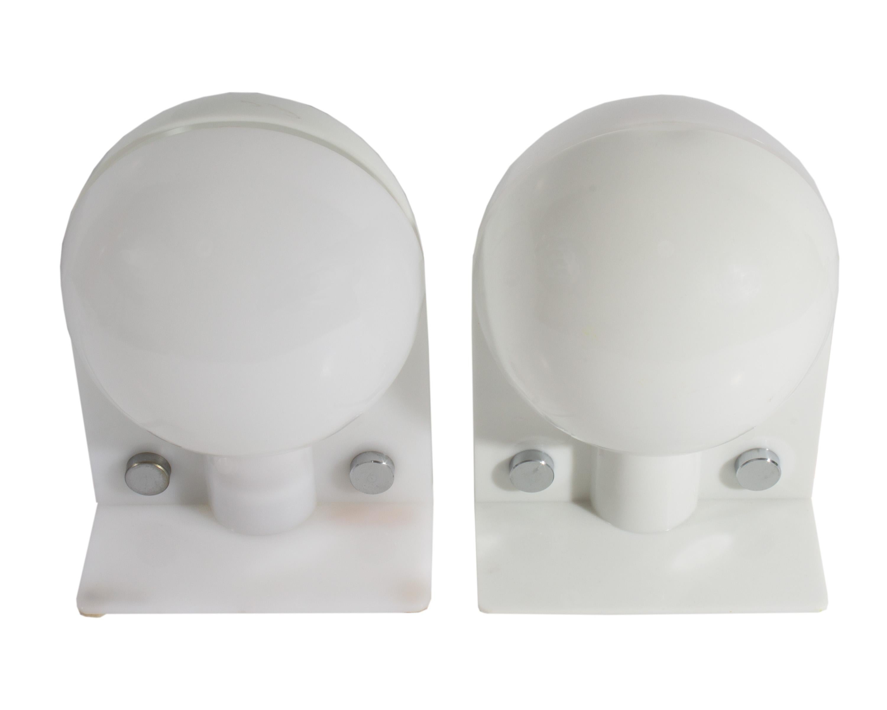 Paire de lampes de table en acrylique Sirio de l'ère spatiale, conçues par Ermanno Lampa et Sergio Brazzoli pour Harvey Guzzini. Fabriquées en Italie, ces lampes rondes blanches ont des accents argentés. Le design circulaire de la partie supérieure