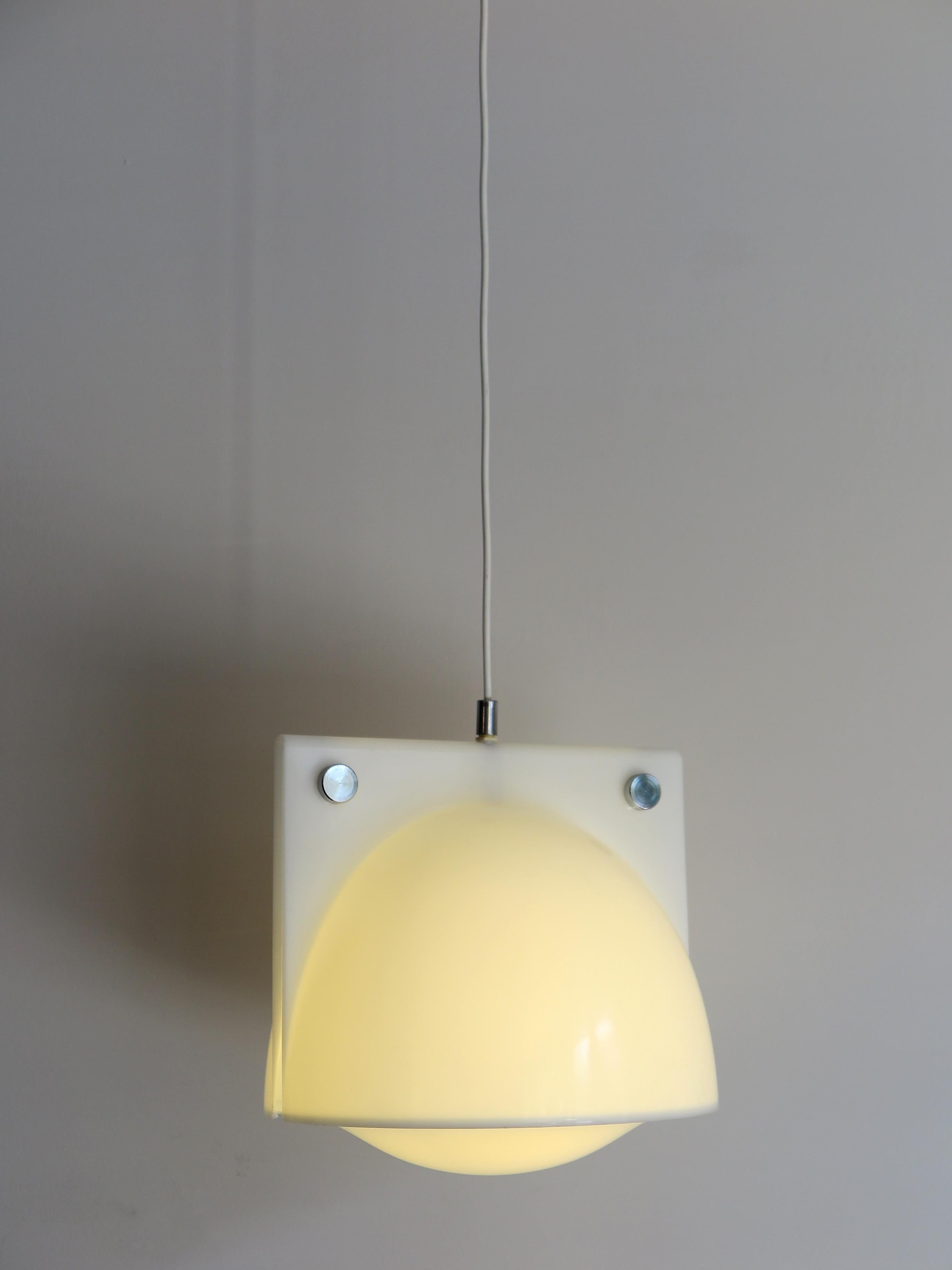 Italian methacrylate pendant lamp model Orione designed by Ermanno Lampa & Sergio Brazzoli for Guzzini Harvey, 1970s
Please note that the lamp is original of the period and this shows normal signs of age and use.