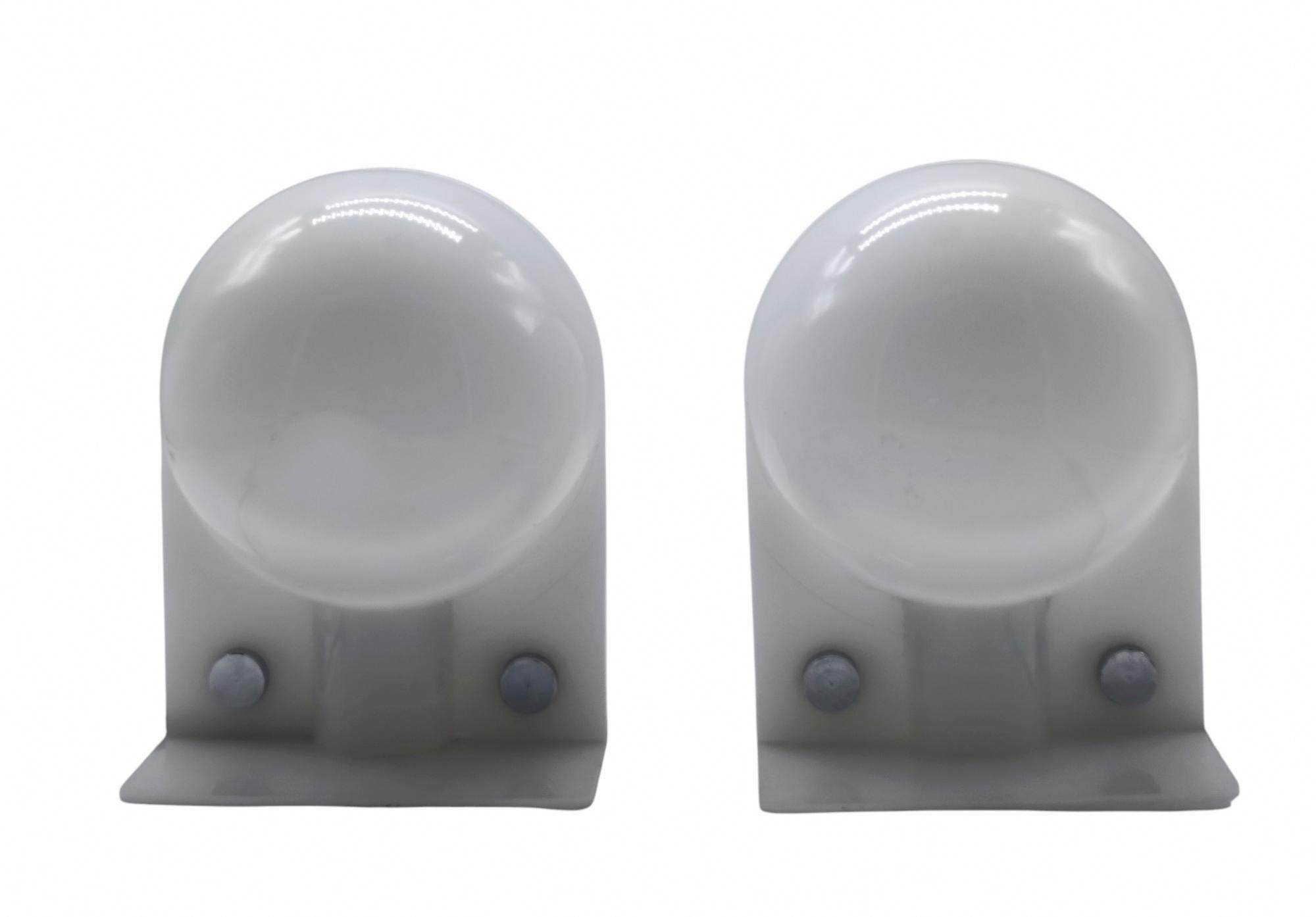 Pareja de lámparas de mesa o mesilla de noche de la era espacial, modelo Sirio, diseñadas por los italianos Brazzoni y Lampa para el fabricante Guzzini. Fabricadas en plástico metacrilato de lucita, estas lámparas representan una elegante fusión de