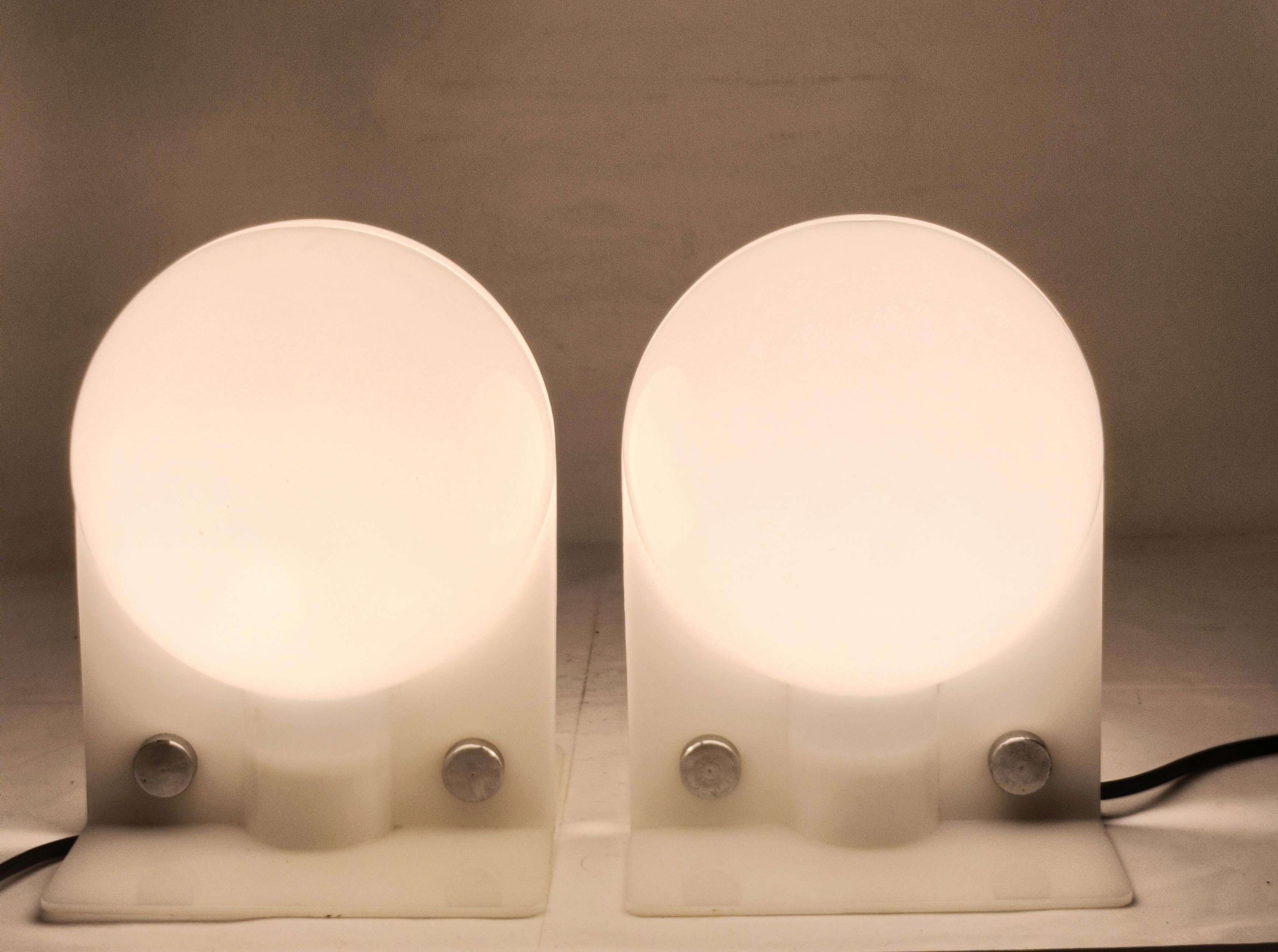 Pareja de lámparas de sobremesa 'Sirio' de Ermanno Lampa y Sergio Brazzoli para Guzzini Plástico en venta