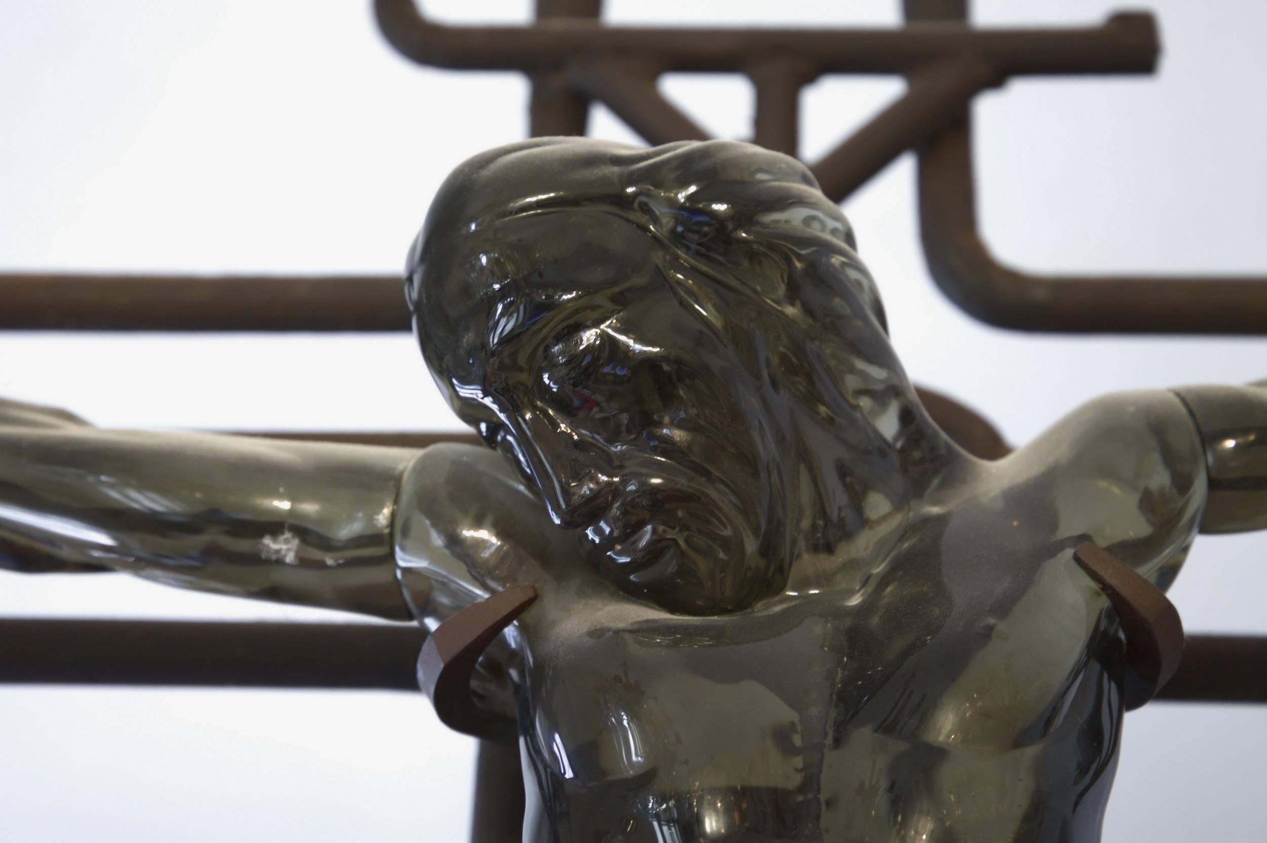 Intensive und leidenschaftliche Glasskulptur von Ermanno Nason, der sein Lieblingsglas, das acciaio grau, verwendet.
Diese warme, transparente graue Farbe wird oft von Glasmassiccio Bildhauern verwendet, mit großartigen Ergebnissen bei Figuren. Es