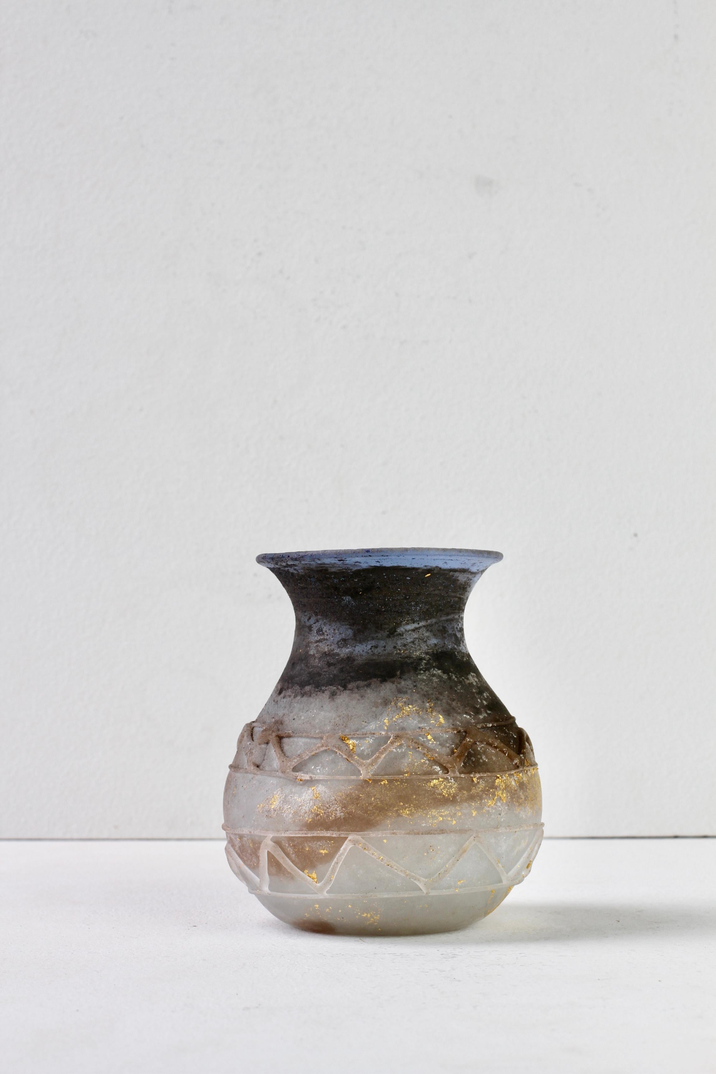 20ième siècle Ermanno Nason for Cenedese Gold & Blue 'Scavo con Greche' Murano Glass Vase en vente