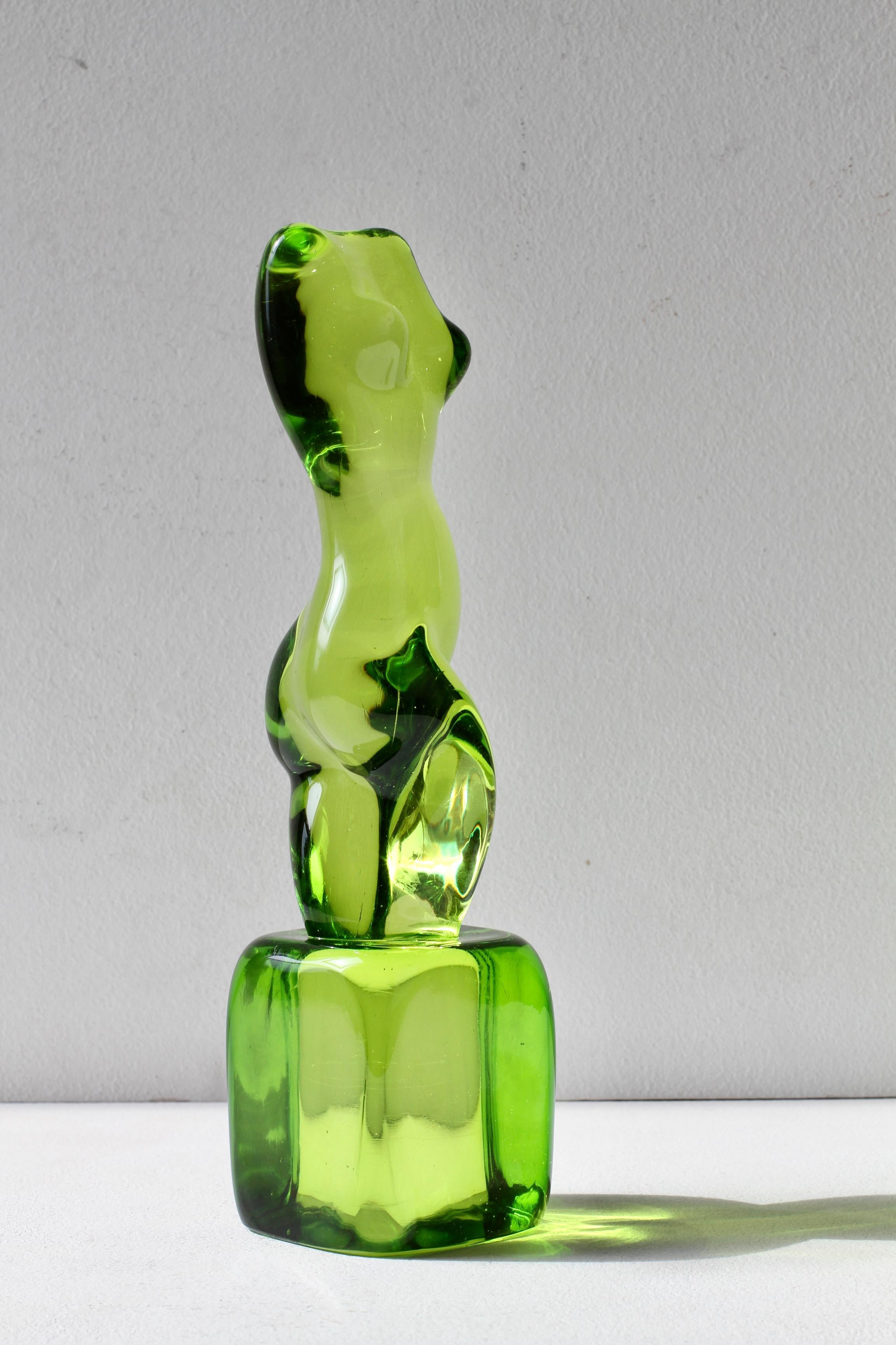 Ermanno Nason para Cenedese Escultura femenina desnuda verde de cristal de Murano italiano en venta 4