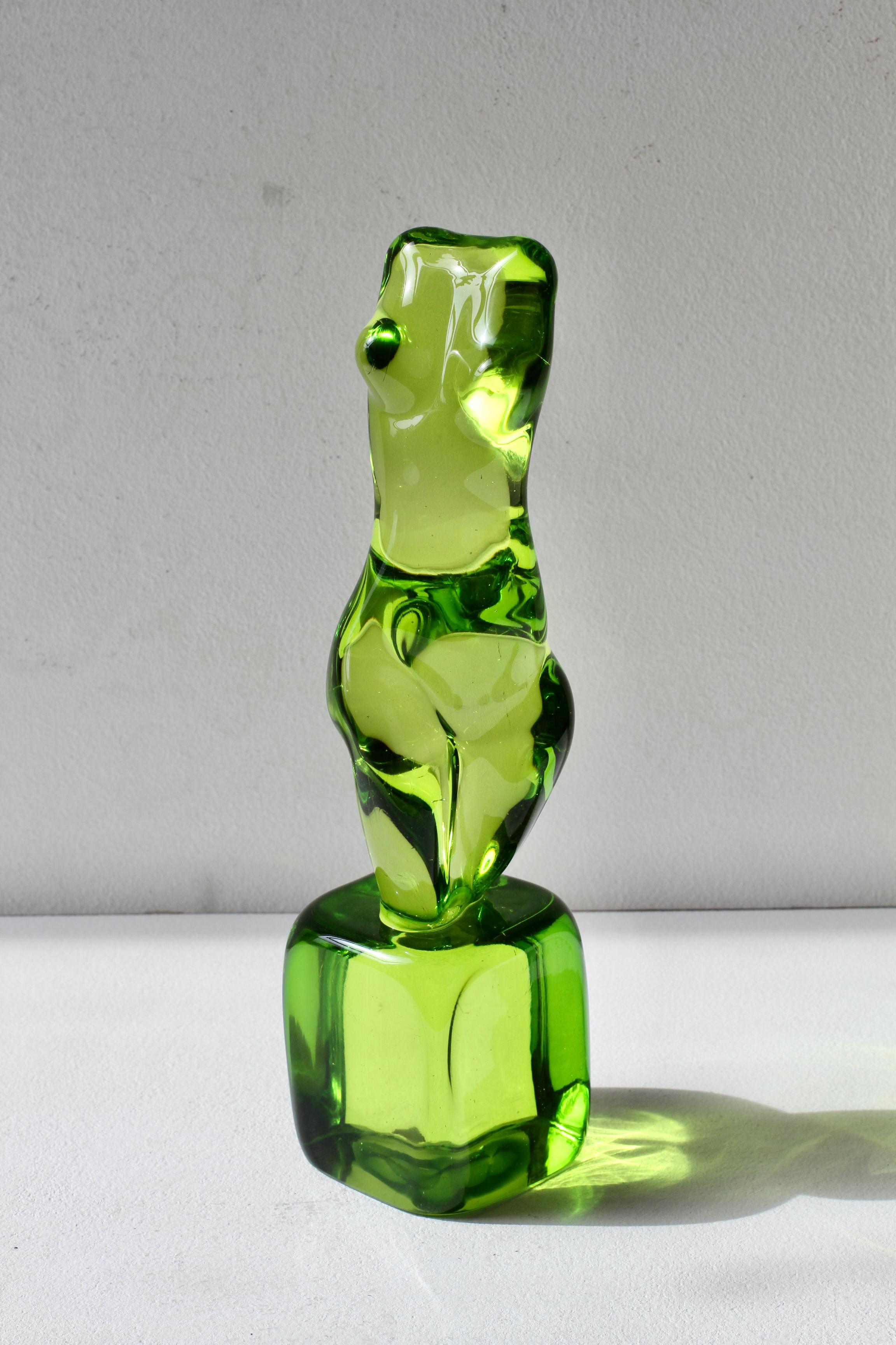Ermanno Nason para Cenedese Escultura femenina desnuda verde de cristal de Murano italiano Italiano en venta