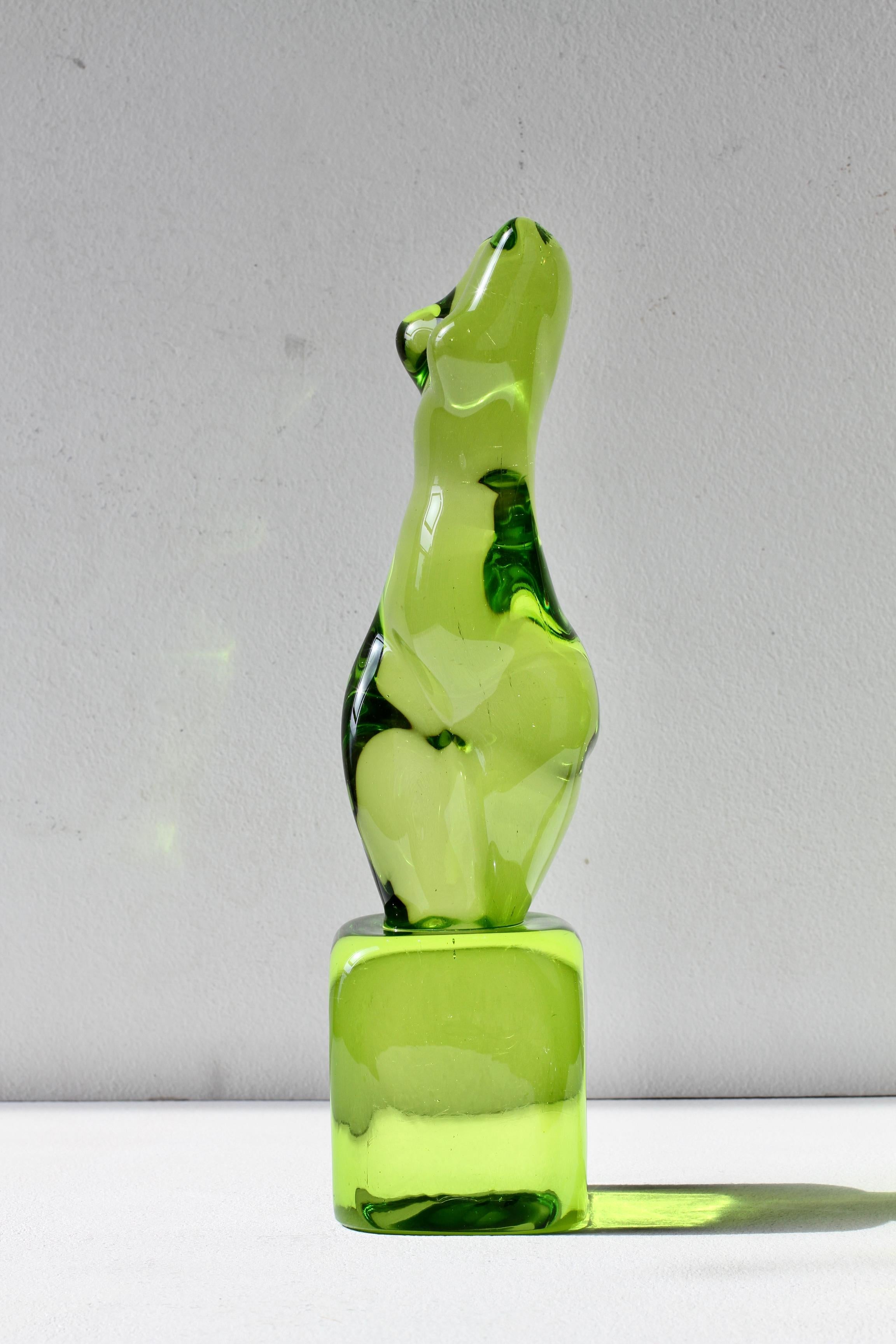 Ermanno Nason para Cenedese Escultura femenina desnuda verde de cristal de Murano italiano siglo XX en venta