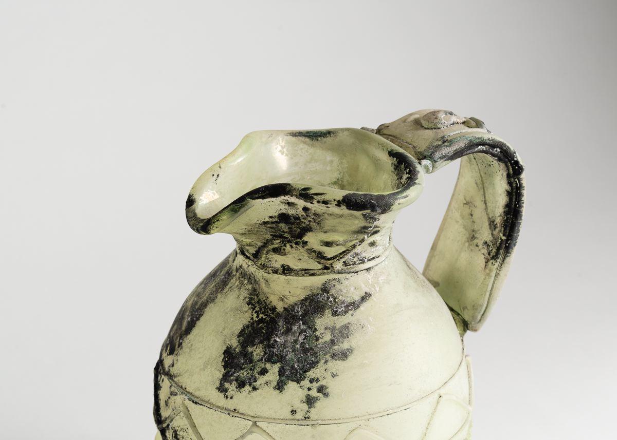 Provenance :
Archives de la verrerie de Cenedese, Murano, Italie.

Ermanno Nason a conçu ce magnifique vase en verre scavo pour la Vetreria Gino Cenedese en 1964. Il s'inspire des vases grecs de l'Antiquité et est recouvert de carbonates, de