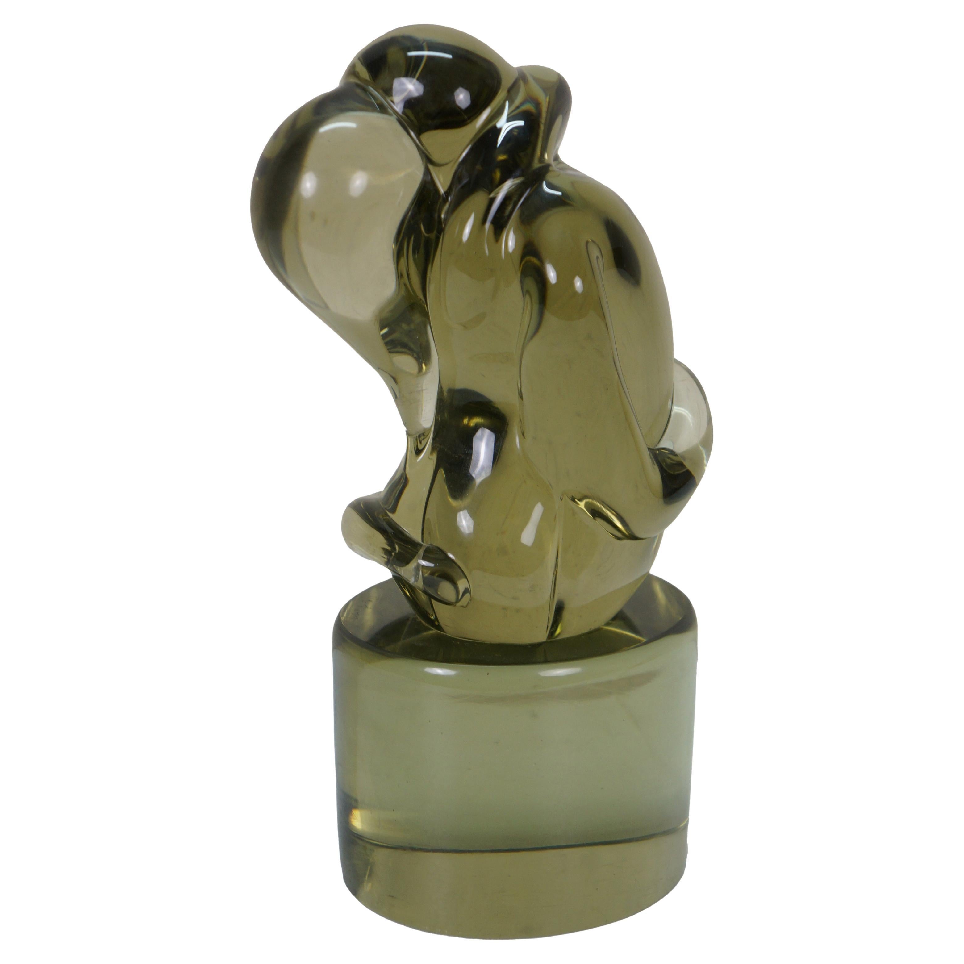 Scultura / statuetta in vetro artistico verde oliva vintage di Ermanno Nason, raffigurante una coppia di innamorati in uno stretto abbraccio. 

Dimensioni:
5,75