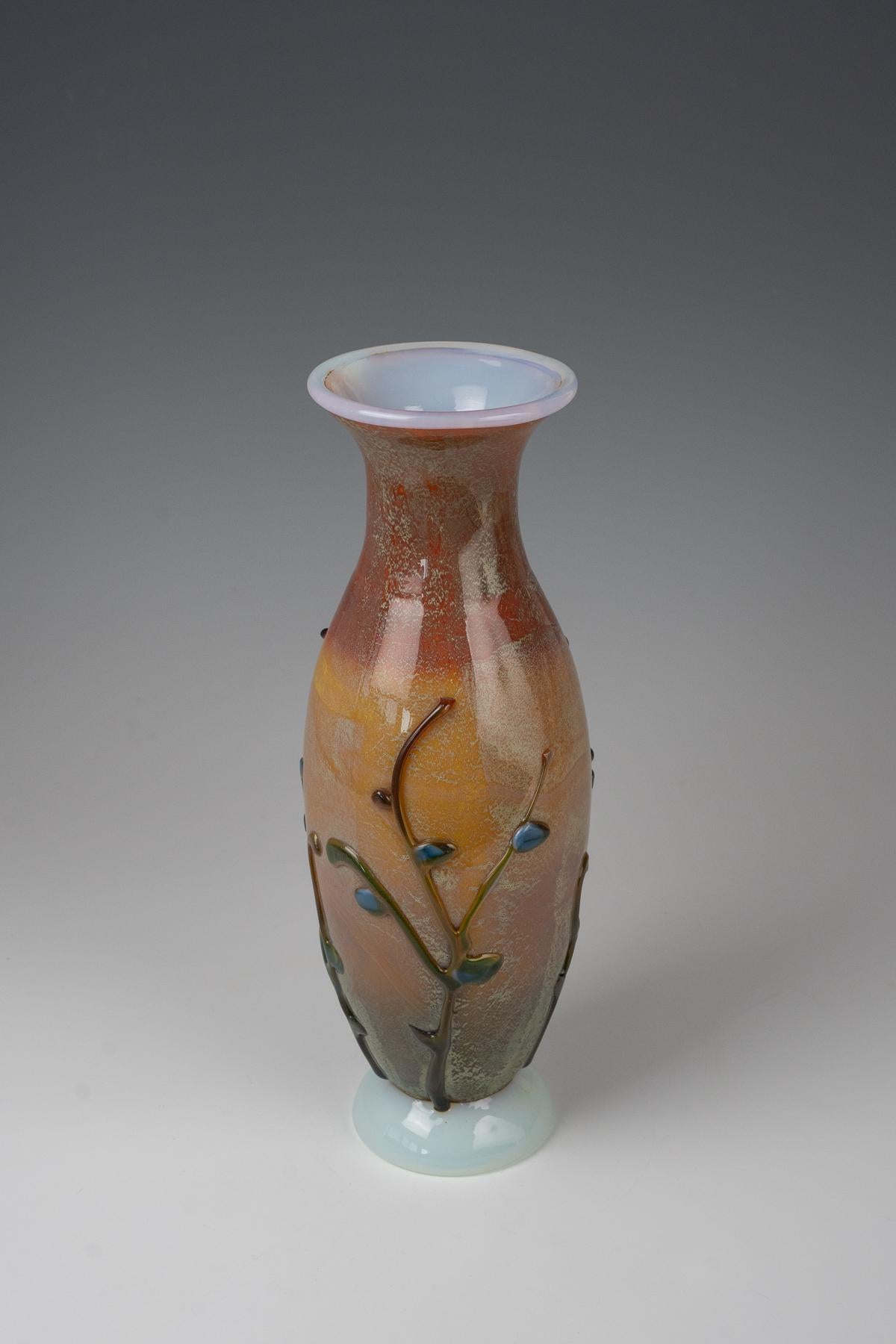 Ermanno Nason (1928-2013), vaso unico con disegno floreale, 1963-1972 ca.
vetro con applicazioni
eseguito da Ermanno Nason, Murano, Italia
32 cm (altezza)
provenienza: parte del campionario (collezione museale) dell'azienda di Gino Cenedese 