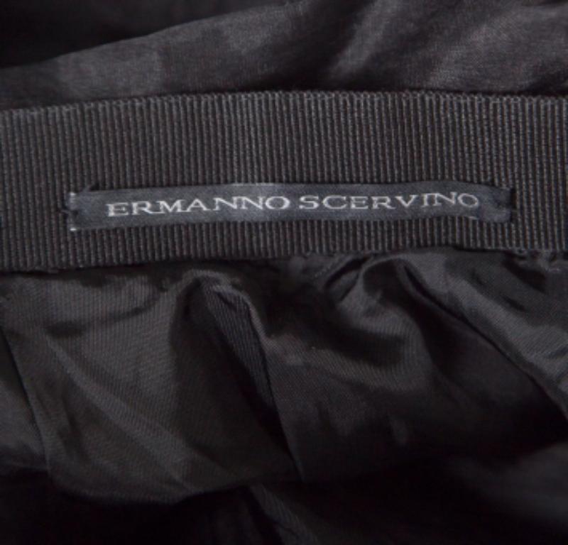 Ermanno Scervino beeindruckt immer wieder aufs Neue und dieser Rock in A-Linie rechtfertigt das auch! Diese schwarze Kreation ist aus einer Kaschmir-Seiden-Mischung gefertigt und mit einem floralen Spitzenmuster versehen. Sie hat eine Schnürung in