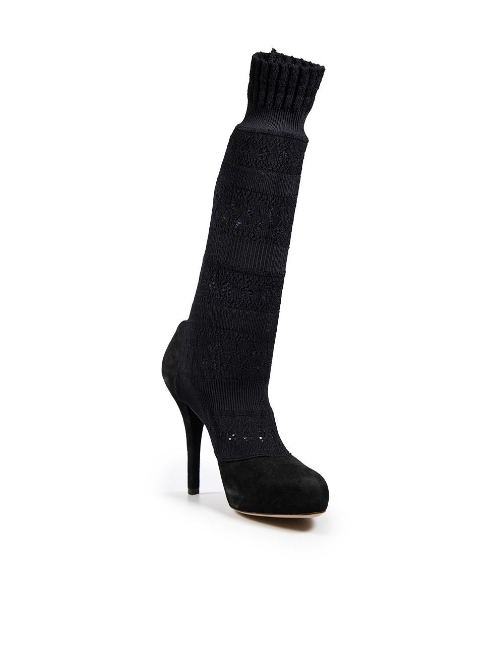 CONDIZIONE: molto buona. L'usura minima degli stivali è evidente. Usura minima sulla parte superiore di entrambe le scarpe con pilling e usura minore sulla parte esterna in pelle scamosciata con abrasioni su questo articolo usato di rivendita dello