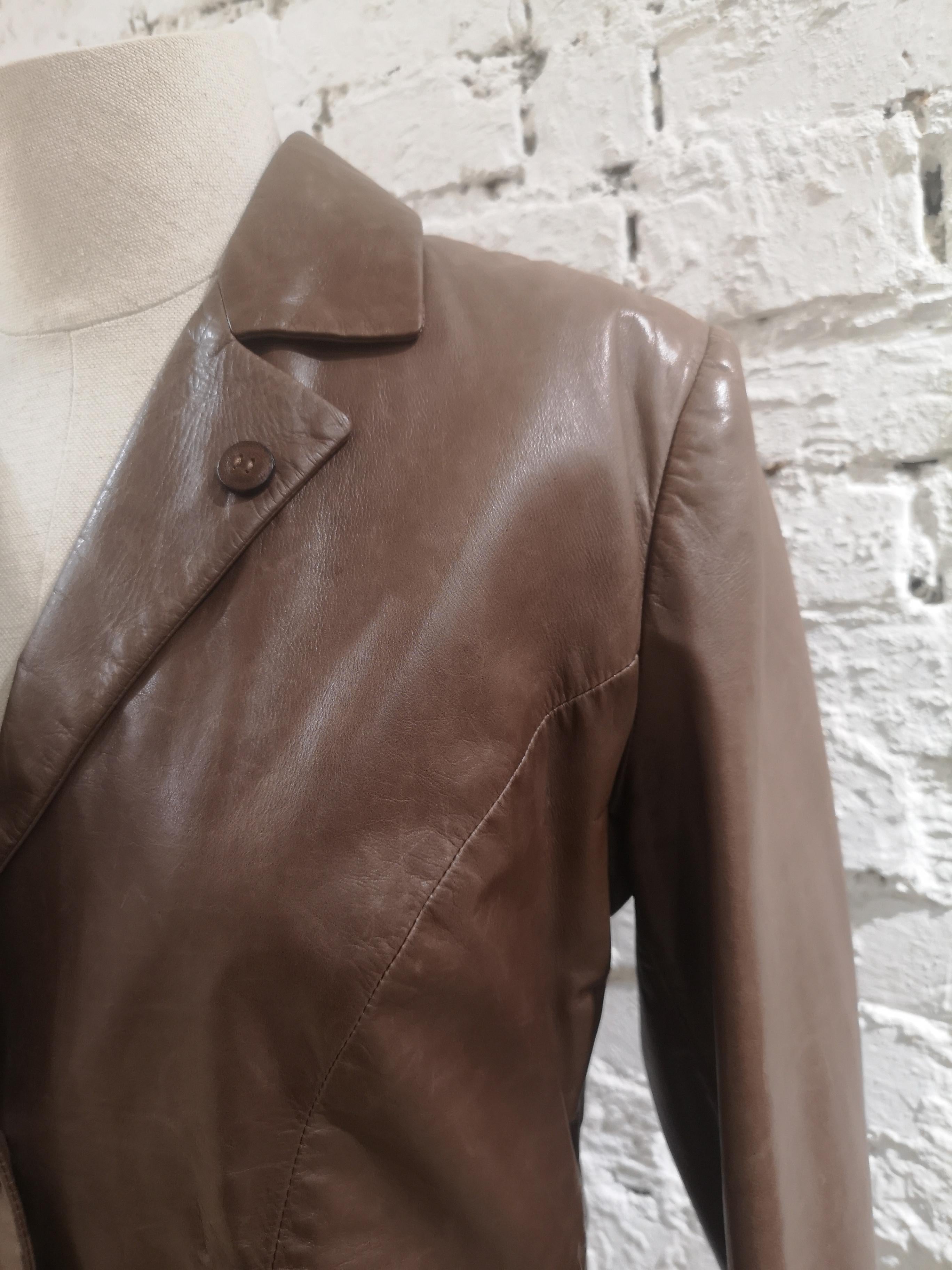 Ermanno Scervino Brown leather jacket
totally made in italy size 44
total lenght 60 cm
shoulder to hem 60 cm