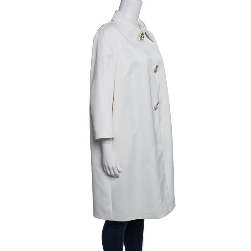 You can mark your high-end style statement with this fabulous coat crafted by Ermanno Scervino. Its understated cream-coloured body carries exquisite leaf embellishments, classic collar and long sleeves. This knee length coat will raise your evening