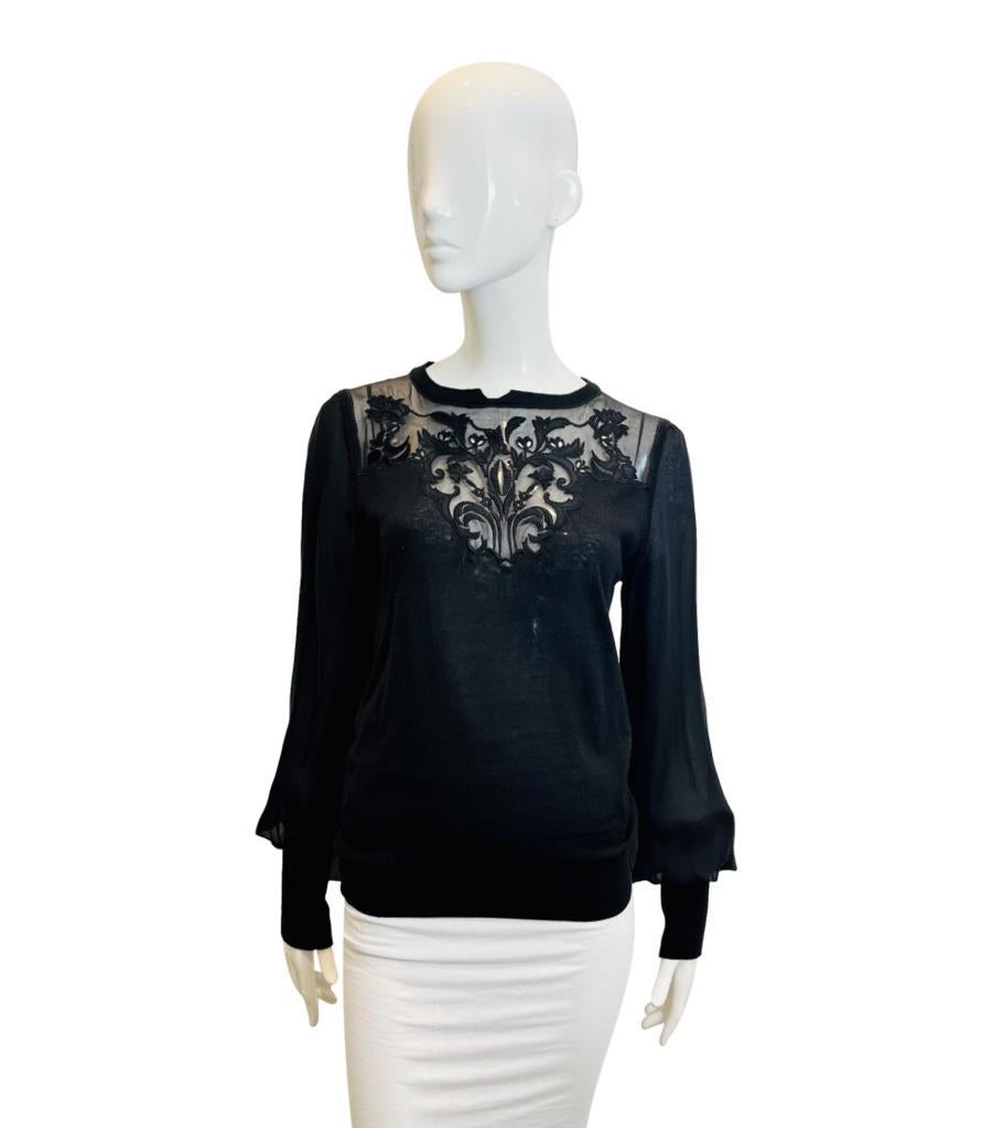 Ermanno Scervino Guipure Lace Detailed Jumper
Black knitwear designed with mesh neckline with floral guipure embellishment.
Featuring sheer bishop sleeves, round neckline and ribbed cuffs and hem.
Size – 42IT
Condition – Good (Pulls to the