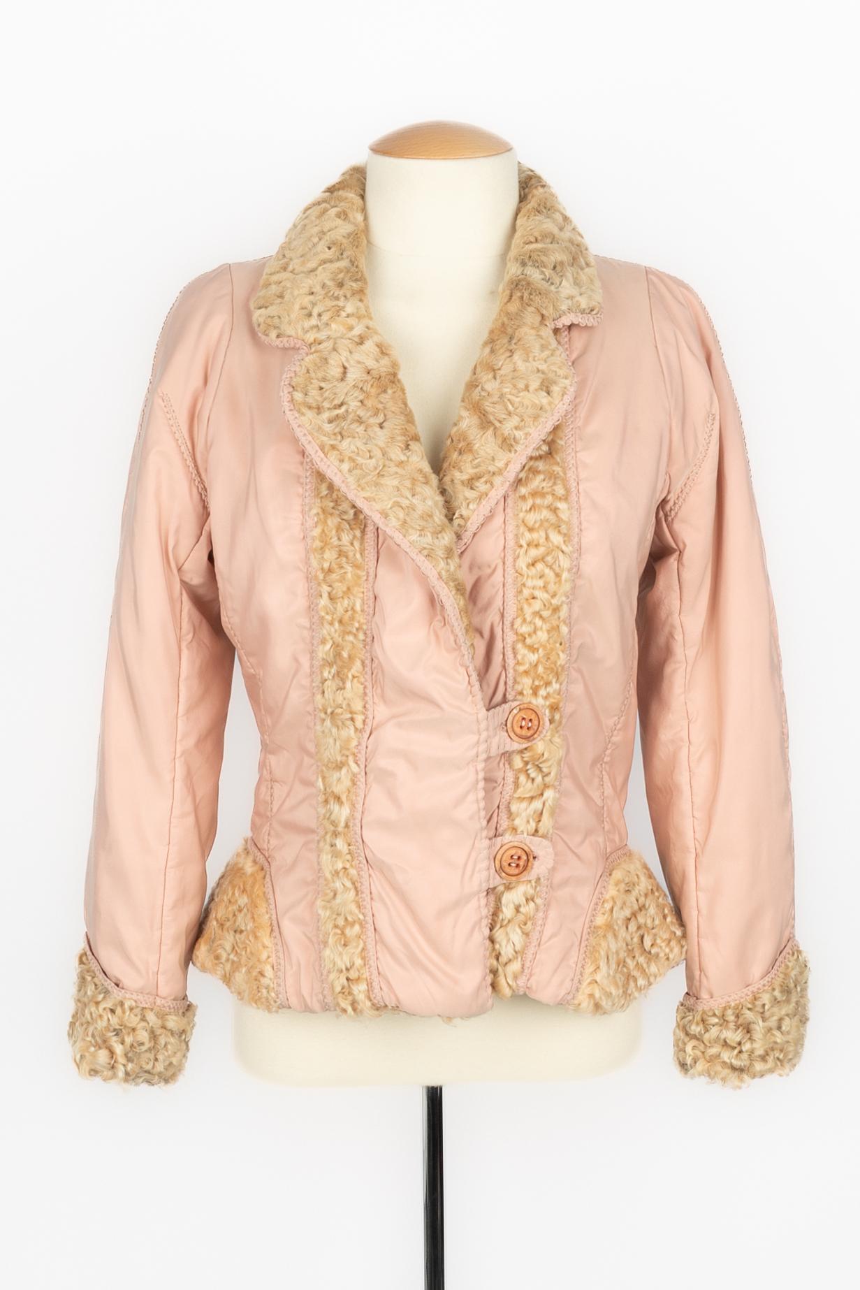 ERMANNO SCERVINO -Giacca rosa bordata di pelliccia. Non è indicata la taglia, ma si adatta a una 34FR/36FR.

Condizioni:
Ottime condizioni

Dimensioni:
Larghezza spalle: 40 cm - Petto: 46 cm - Vita: 41 cm - Lunghezza maniche: 60 cm - Lunghezza: 56