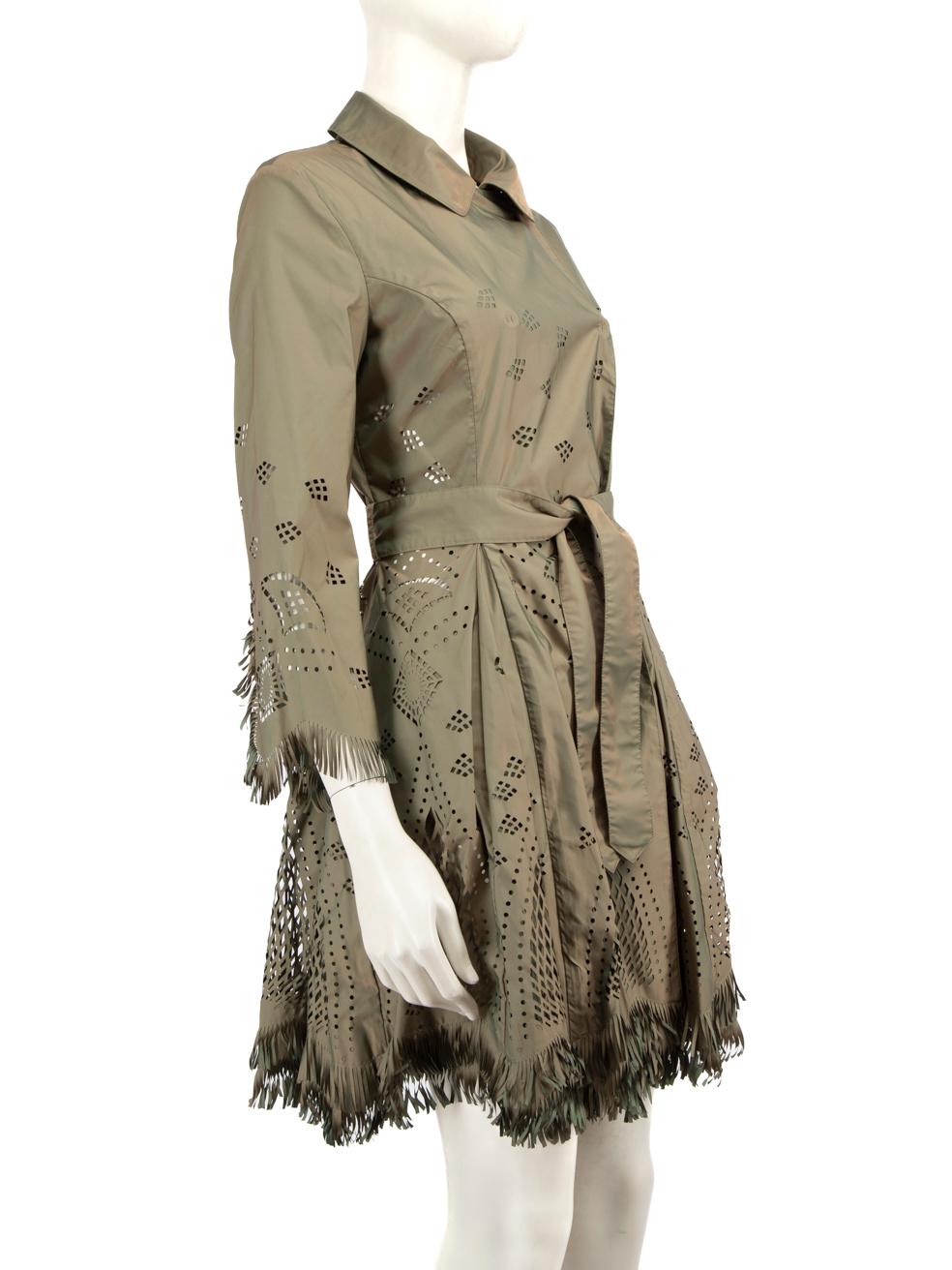 El ESTADO es Muy bueno. Este artículo usado de reventa del diseñador Ermanno Scervino apenas presenta desgaste visible.
 
 Detalles
 
 
 Caqui
 
 Poliéster
 
 Vestido
 
 Mangas largas
 
 Ver a través
 
 Con cinturón
 
 Detalle recortado
 
 Cierre de