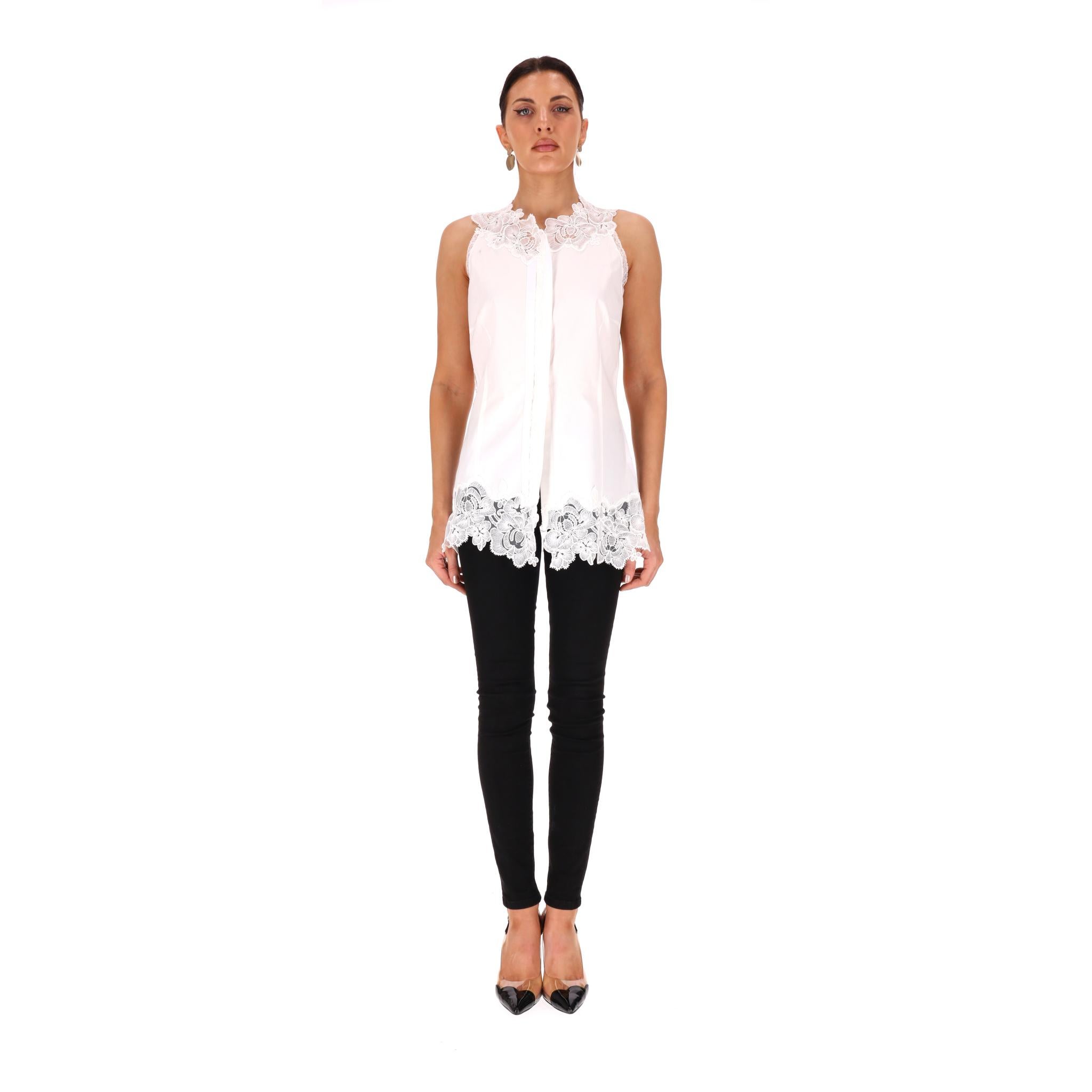 Ermanno Scervino Lace Embroidered Cotton Top

White, sleeveless shirt adorned with a floral lace trim to the hem and neck.

Featuring see-through lace panels along the sides and concealed fastening to the centre.

Rrp Approx. £1,100

Size –