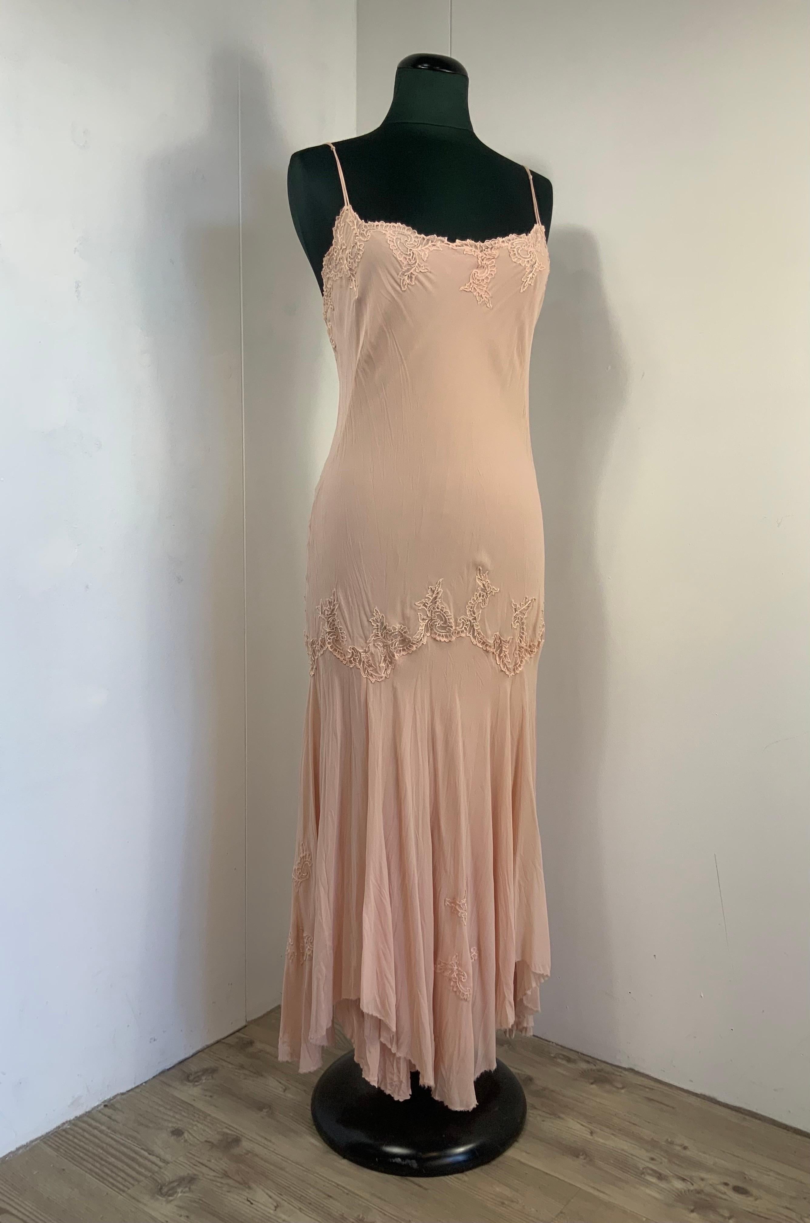 ERMANNO SCERVINO DRESS.
Made of 100% silk. Lined.
Italian size 44 but fits smaller
Bust 44cm
Waist 38 cm
Length 130 cm
Excellent general condition, with small marks on the bottom of the skirt as shown in the photos and some signs of normal use.