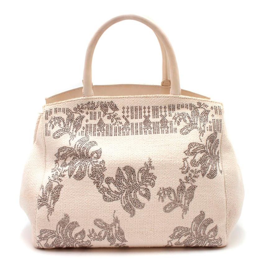 Ermanno Scervino Off White Floral Crystal Bag

-White knit bag with floral crystal embellishment
-Two rolled leather top handles
-Magnetic closure
-Two main front pockets with two zipped pockets and two slots

Approx.

Length - 28cm
Width -