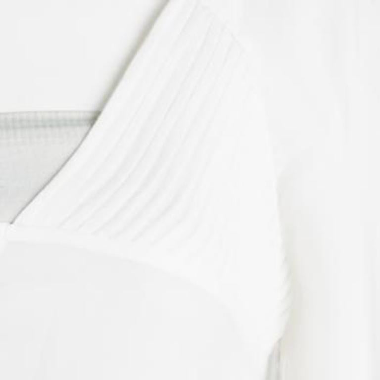 La tunique d'Ermanno Scervino nous rappelle les eaux vierges et les promenades rafraîchissantes au bord de la plage. Cette tunique 100 % soie présente un empiècement à motifs et un ourlet asymétrique. Les manches longues ajoutent au design.