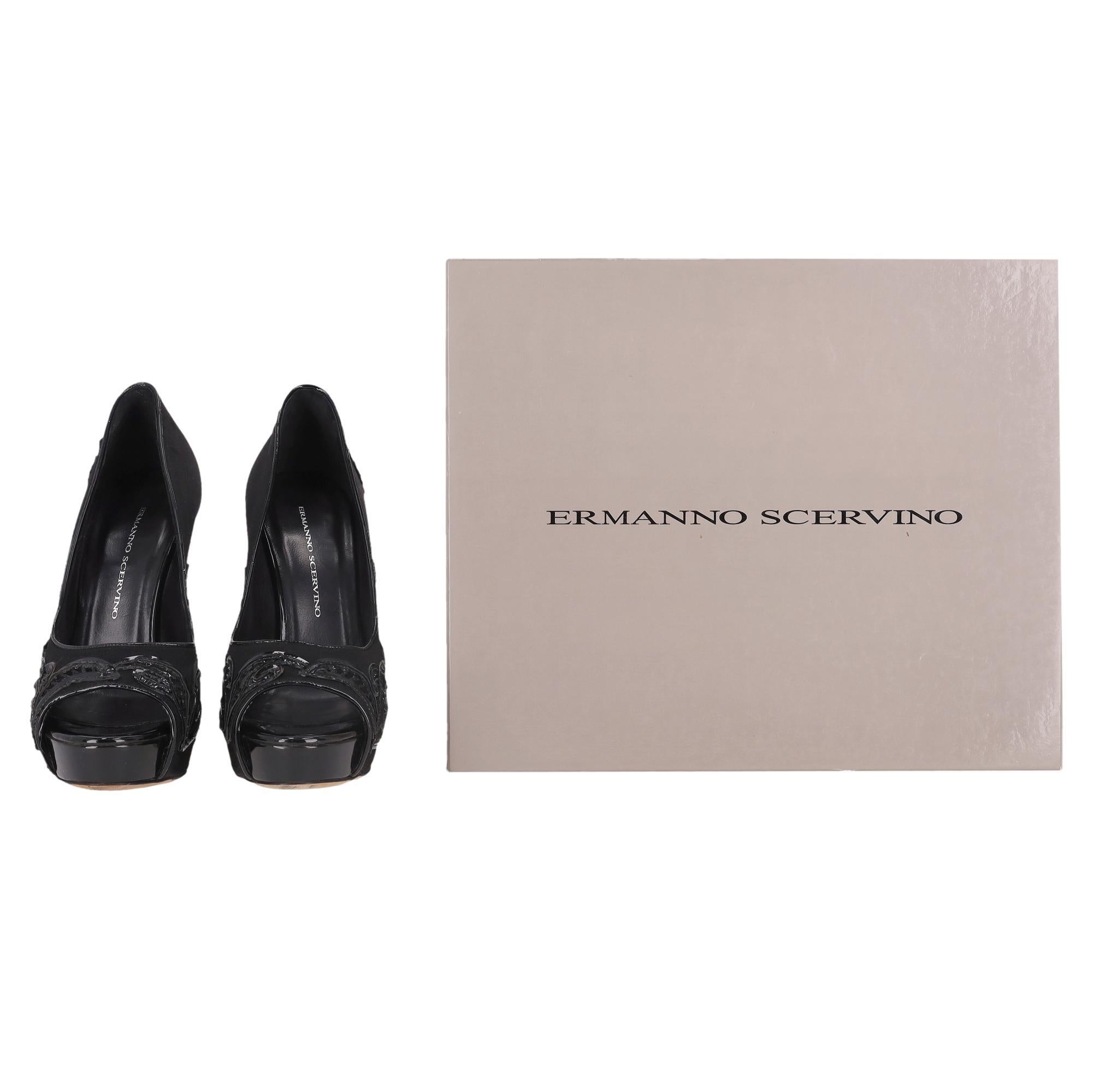 Ermanno Scervino Peep Toe Satin Heels mit Stickerei aus Lackleder

Schwarze Peep-Toe-Pumps mit gesticktem Muster aus Lackleder.

Mit einer Plateausohle und einem hohen Stilettoabsatz.

Sohlen und Innensohlen aus Leder.

Preis ca. £800

Größe -