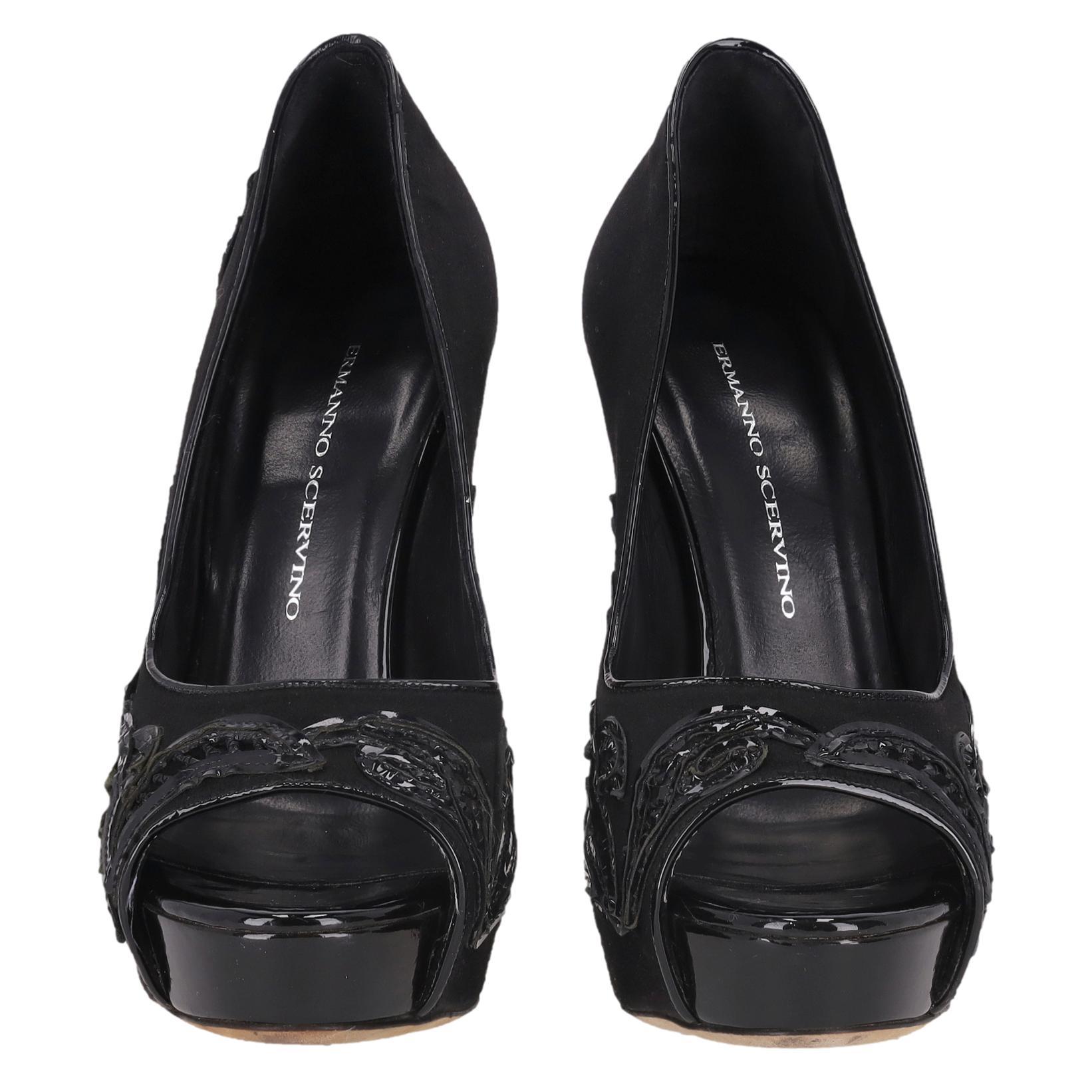 Ermanno Scervino Peep Toe Satin Heels mit Stickerei aus Lackleder (Schwarz) im Angebot