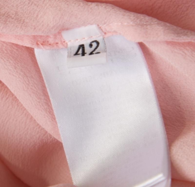 Un top como éste de Ermanno Scervino es justo lo que necesitas en tu armario para un día informal. Hecho de seda, te mantendrá cómoda durante todo el día. El top rosa brillante tiene adornos de volantes y encaje floral y un lazo en la espalda.