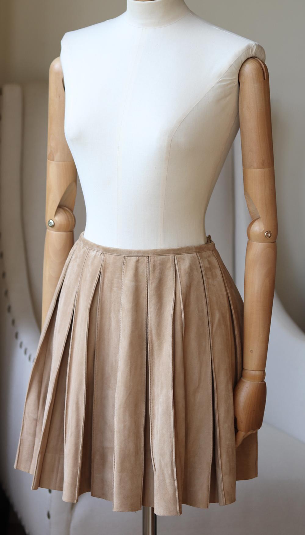 Ermanno Scervino chic pleated skirt allows for a classic feel with a playful fabric. 
This suede style has a sharp pleats with a thin waistband to sit comfortably on your waist. 
Beige suede.
Button and zip fastening at side.
100% Suede (Goatskin);