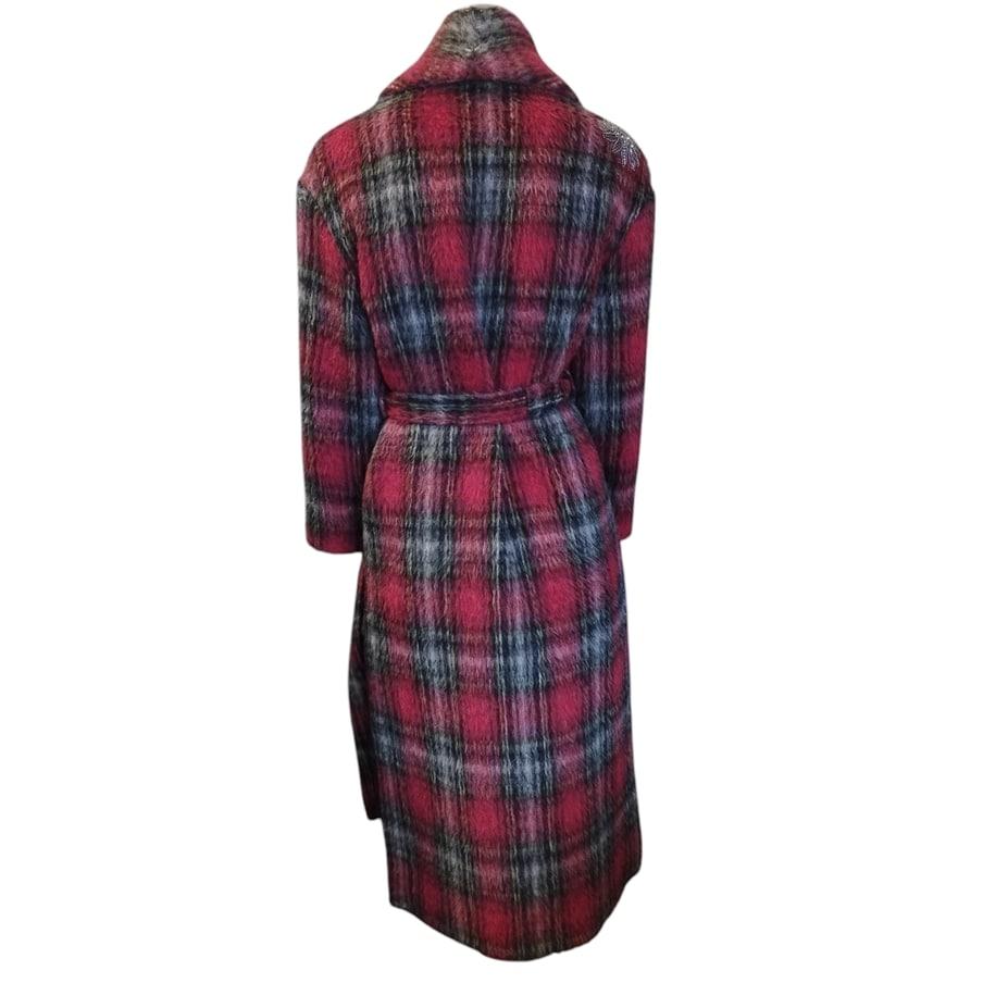 40% acrilico, 30% poliestere, 20% lana, 10% alpaca
Modello Tartan
Colore rosso
applicazioni di metallo e strass
Con cintura
Due tasche
Lunghezza spalla / orlo cm 116 (45,66 pollici)
Spalla cm 46 (18,11 pollici)
Braccio cm 52 (20,4 pollici)
Busto cm