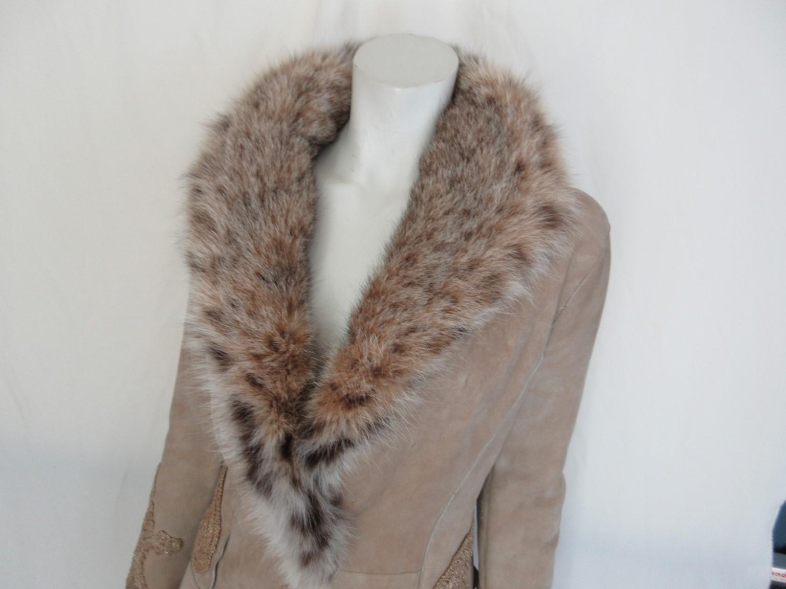 Beautiful  shearling coat with lynx fur collar designed by Ermanno Scervino

We offer more exclusive fur items , view our frontstore

Details:
This coat has 2 pockets, 3 closing buttons
Made of  shearling suede leather 
with gold appliques on