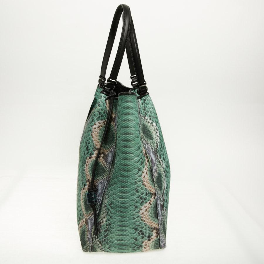 Ermanno Scervino tote bag in Python-style (not real python) green canvas. Extremely practical and light tote bag. 
Worn on the shoulder. The jewelry has a gun barrel color.
In very good condition.
Made in Italy
Dimensions: 39 x 30 x 16 cm.
Will be