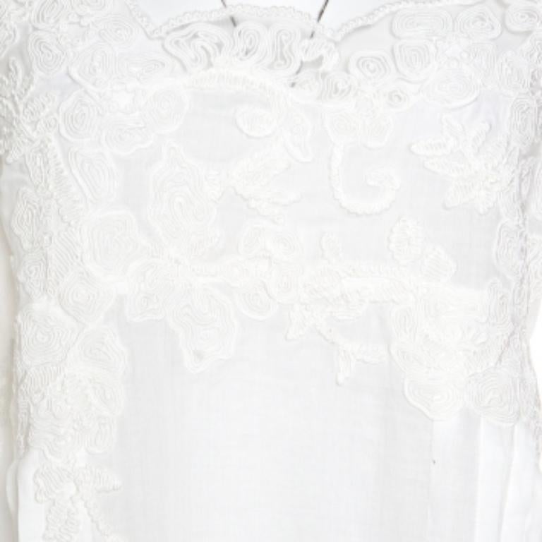 Dieses Kleid von Ermanno Scervino ist aus hochwertigen Stoffen gefertigt und mit einer floralen Spitzenstickerei am Mieder und langen Ballonärmeln versehen.