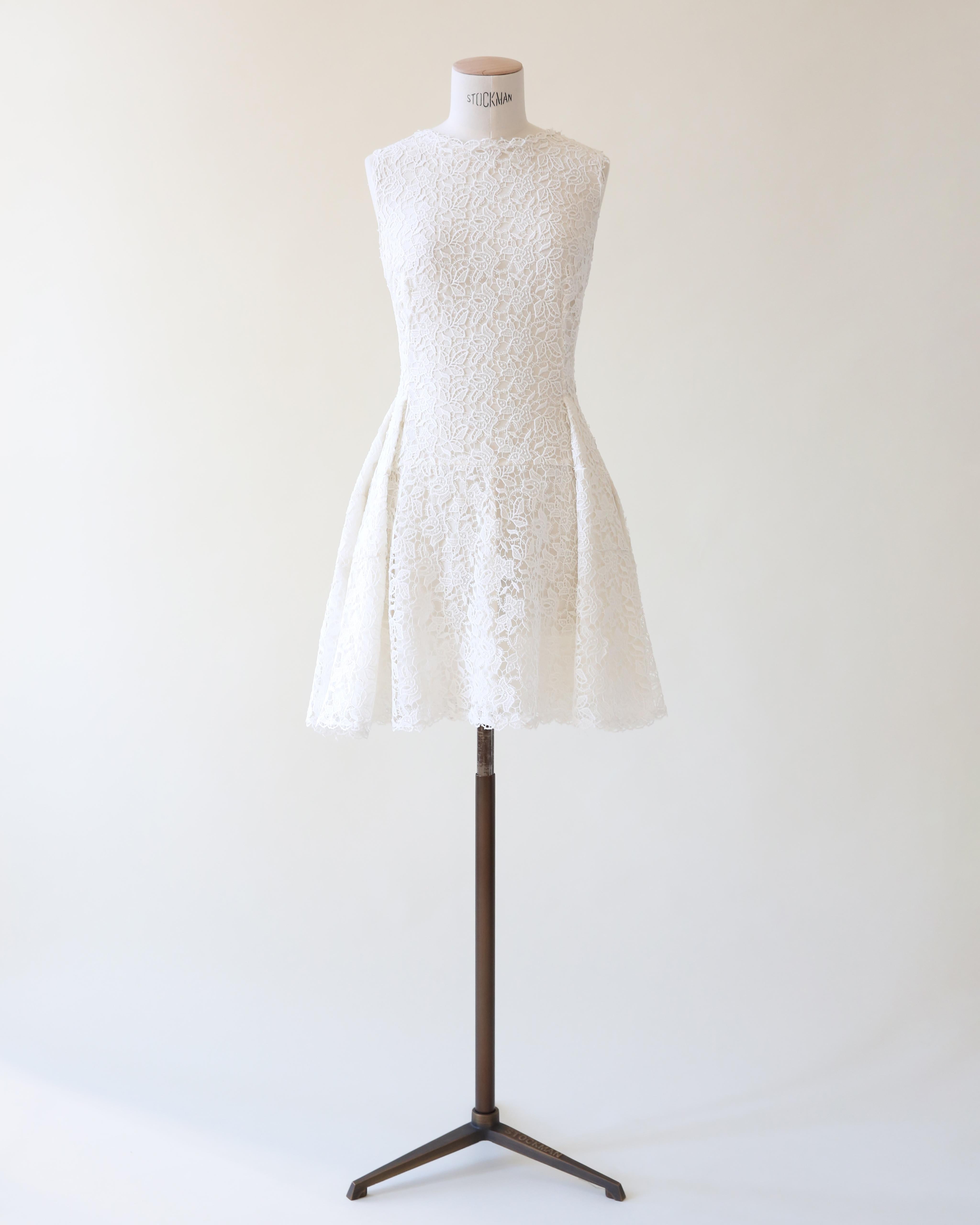 Ermanno Scervino Weißes Häkelspitzen-Babydoll Mini-Hochzeitskleid im Angebot 5