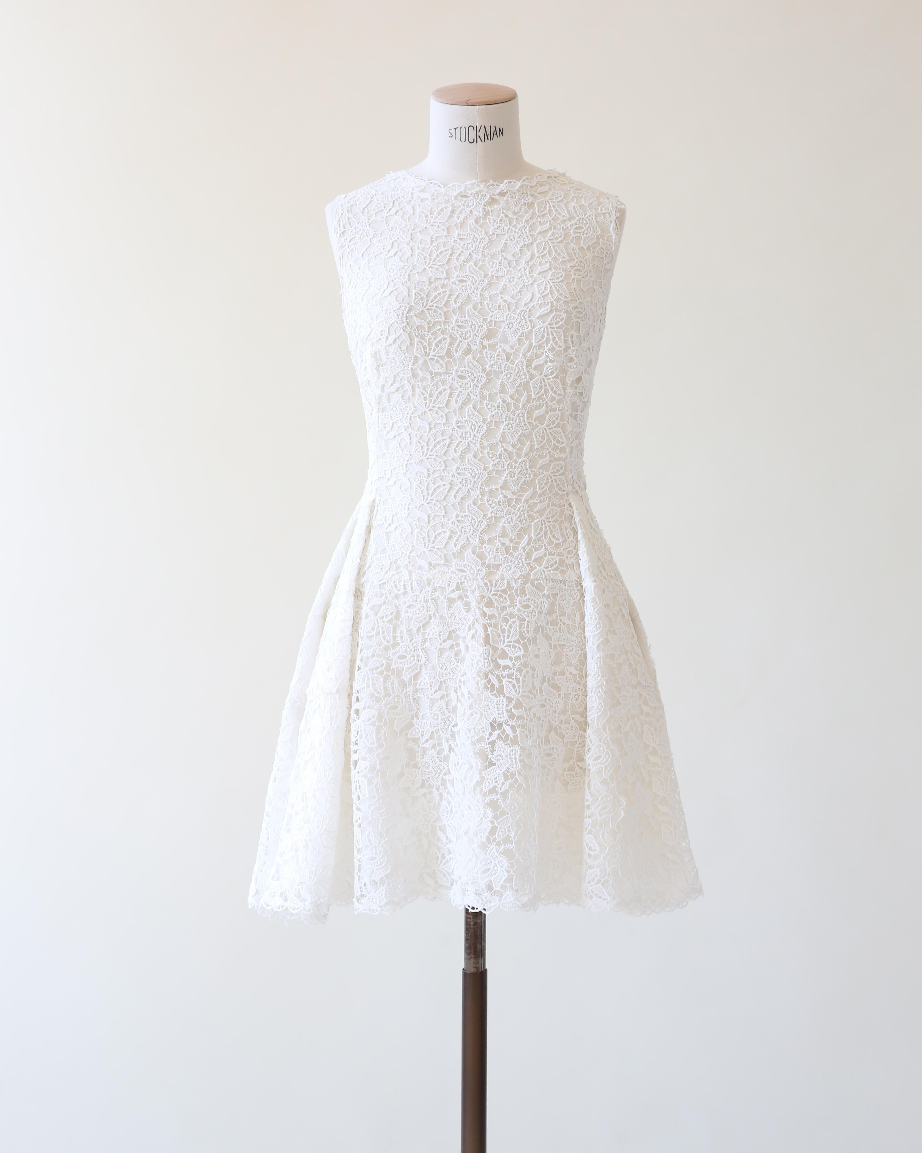 LOVE LALI VINTAGE

Ich bin so verliebt in dieses kleine Minikleid, es ist unglaublich vielseitig - ob man es an einem Sommerabend verkleidet trägt, tagsüber mit einem Paar Ballerinas oder es würde das wunderbarste Hochzeitskleid für die modernere