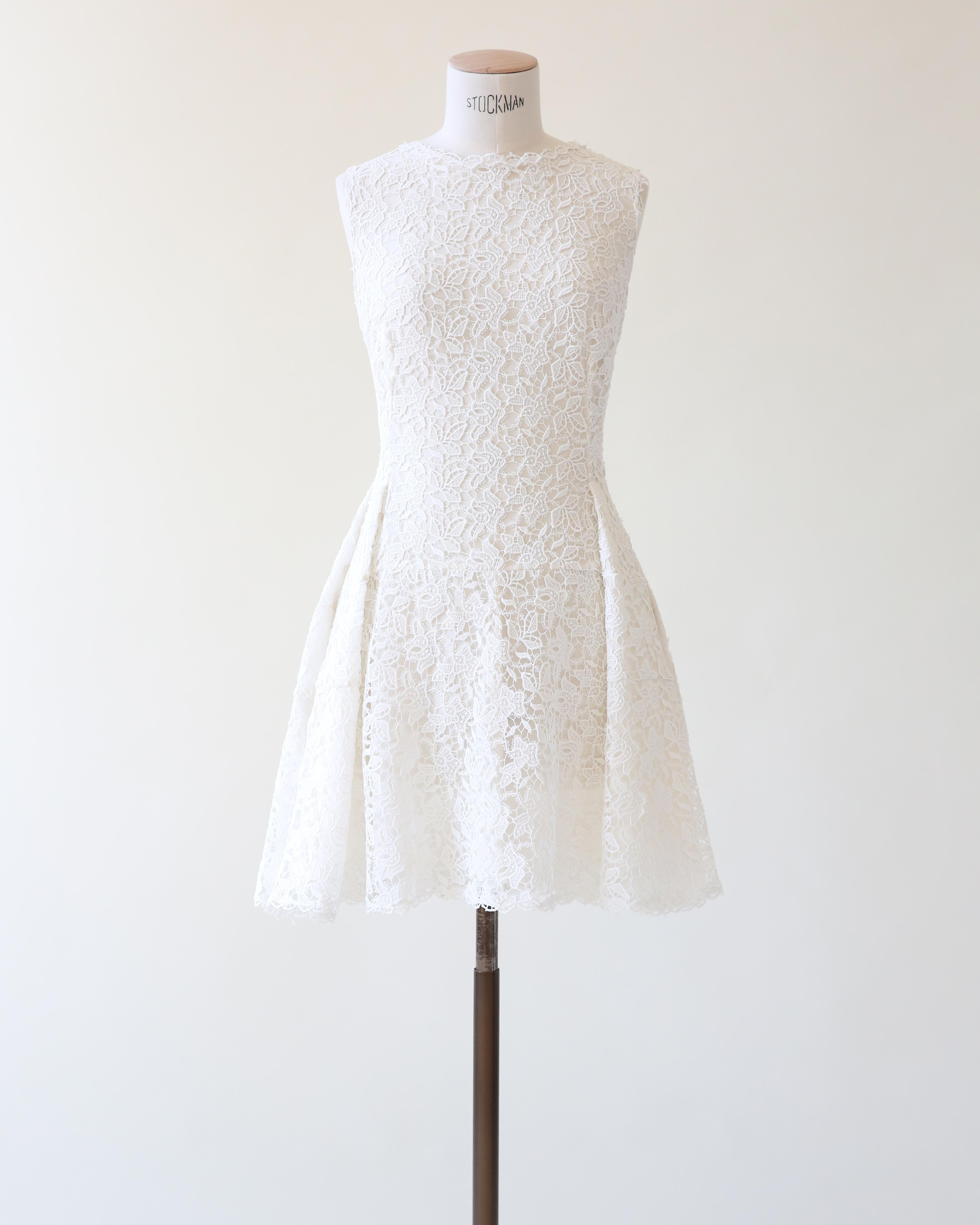 Ermanno Scervino Weißes Häkelspitzen-Babydoll Mini-Hochzeitskleid (Grau) im Angebot