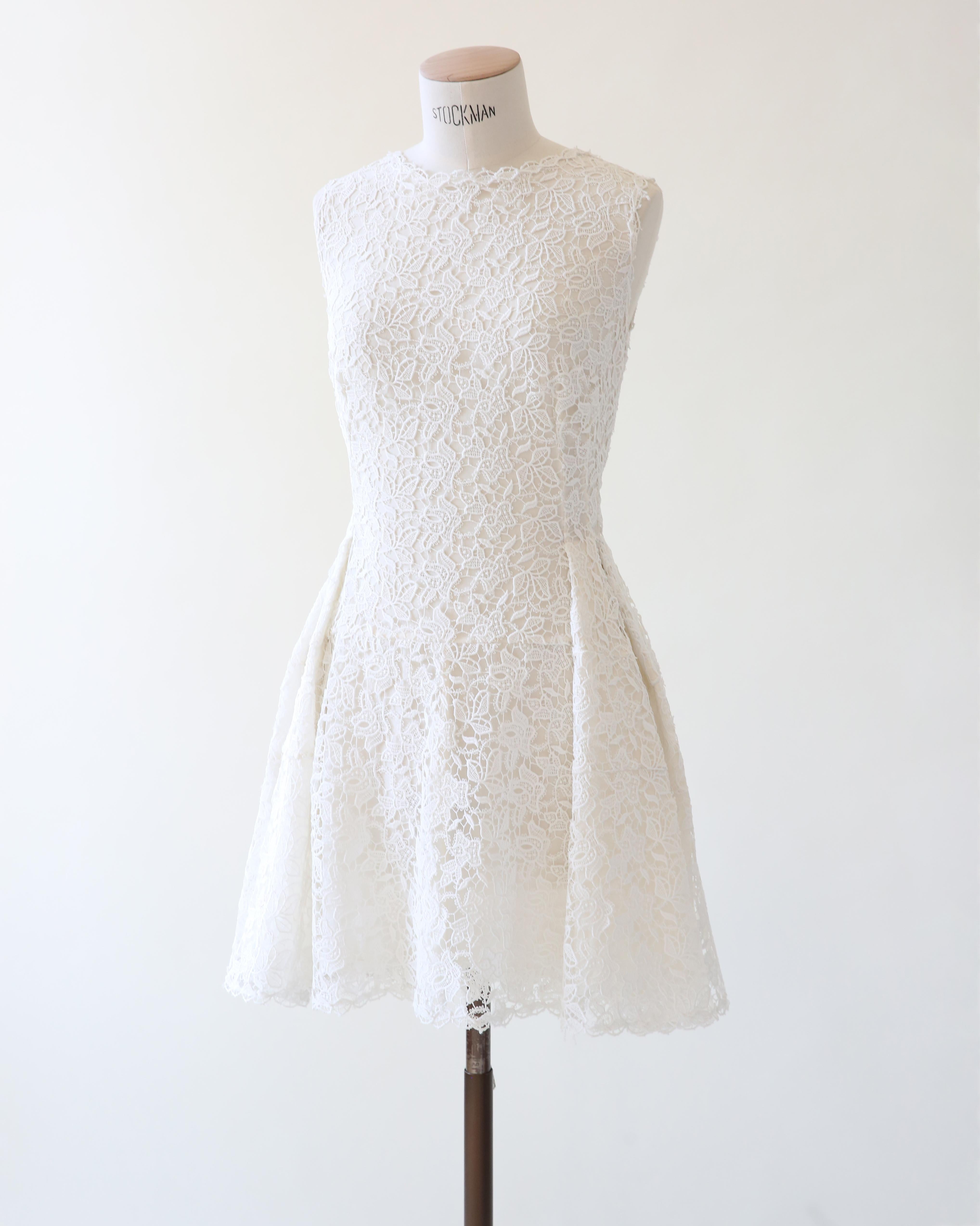 Ermanno Scervino Weißes Häkelspitzen-Babydoll Mini-Hochzeitskleid im Zustand „Hervorragend“ im Angebot in Milano, Lombardia