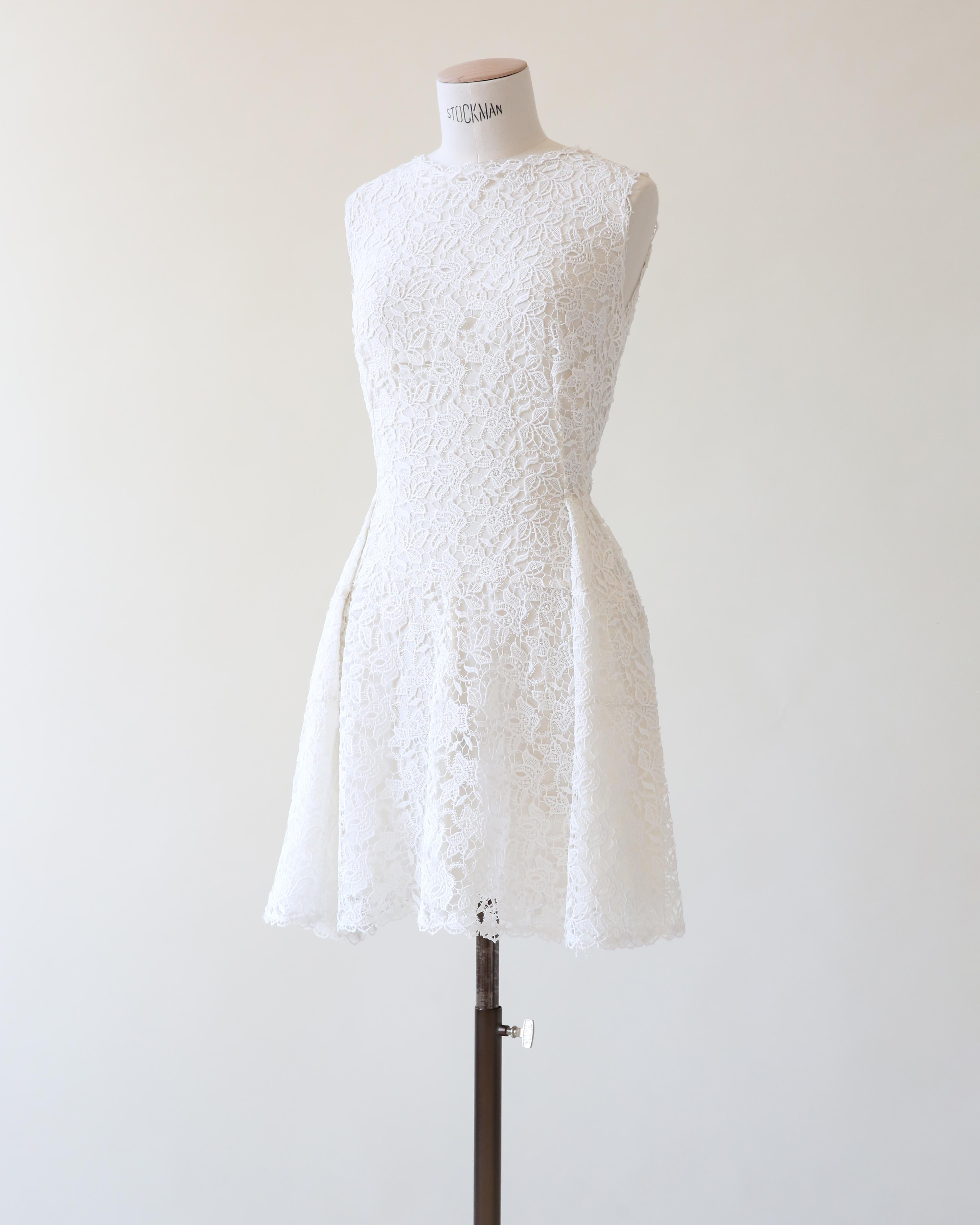 Ermanno Scervino Weißes Häkelspitzen-Babydoll Mini-Hochzeitskleid für Damen oder Herren im Angebot