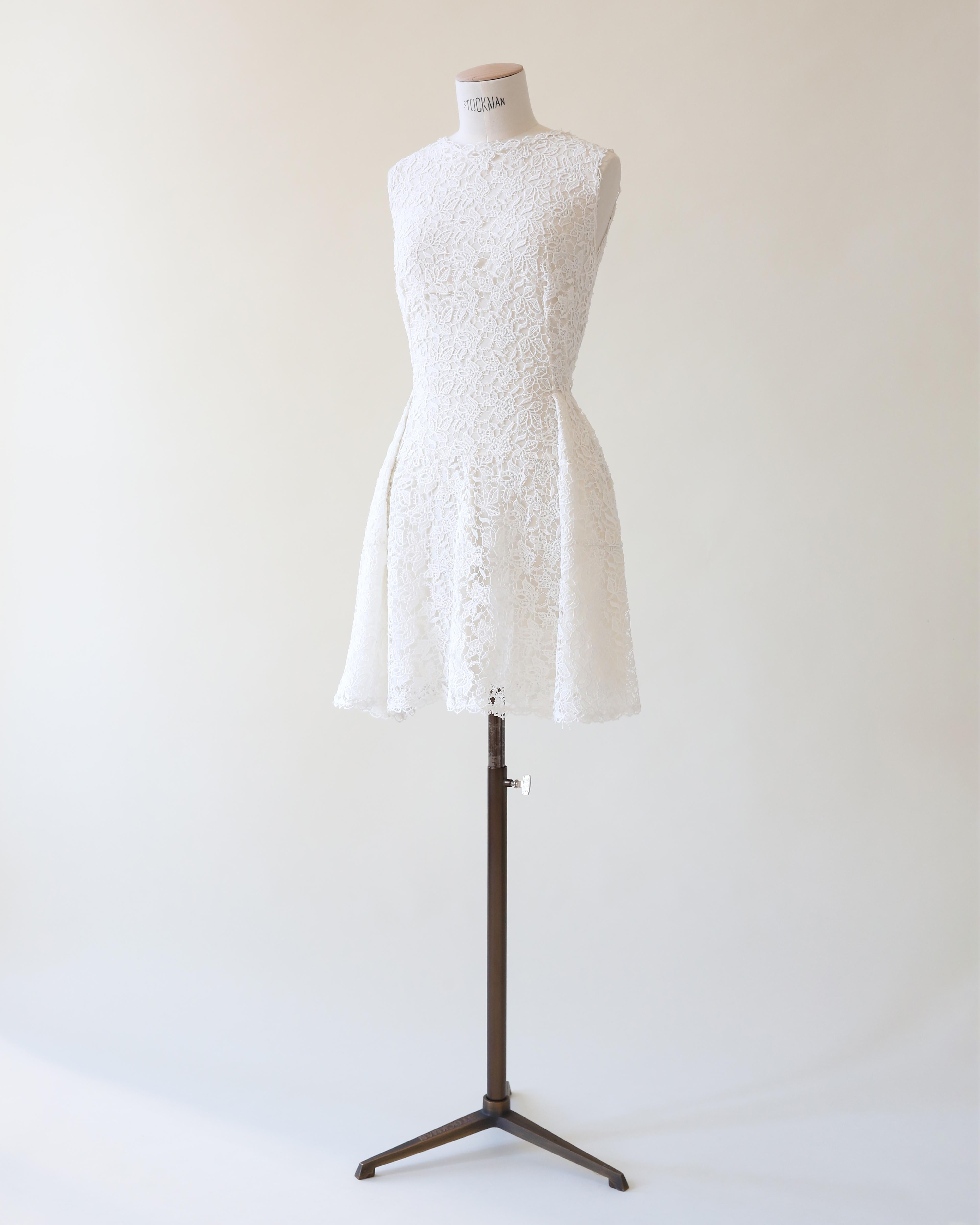 Ermanno Scervino Weißes Häkelspitzen-Babydoll Mini-Hochzeitskleid im Angebot 1