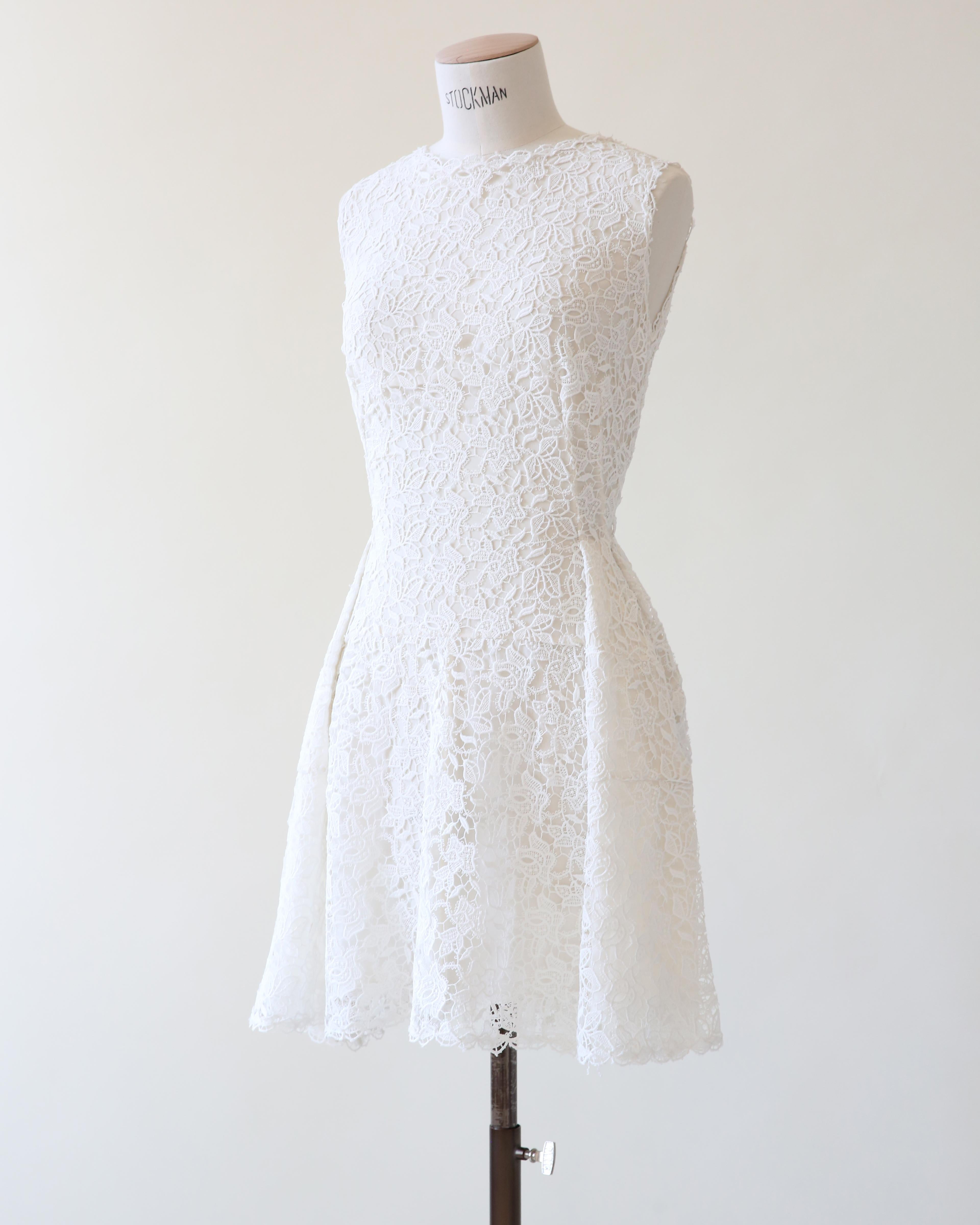 Ermanno Scervino Weißes Häkelspitzen-Babydoll Mini-Hochzeitskleid im Angebot 2