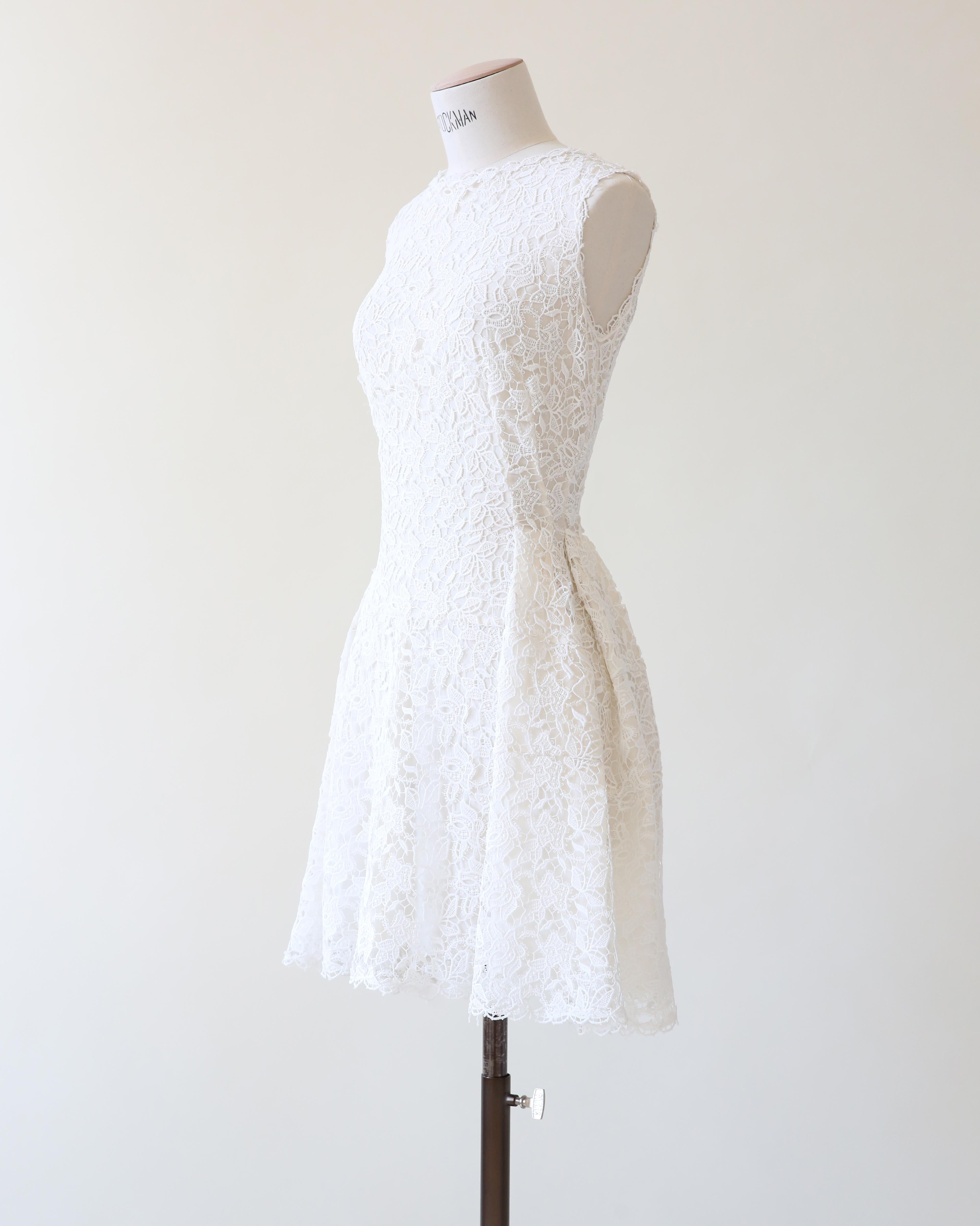 Ermanno Scervino Weißes Häkelspitzen-Babydoll Mini-Hochzeitskleid im Angebot 3