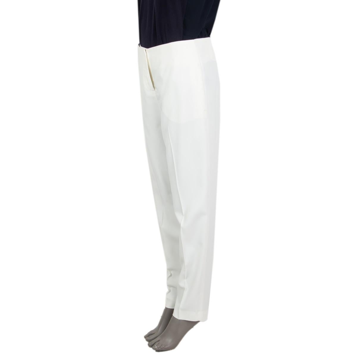 100% authentic Ermanno Scervino tapered pants in white viscose (97%) and elastan (3%) with slit pockets. Closes with one hook and a concealed zipper on the front. Lined in white acetate (60%) and cupro (40%). Has been worn and is in excellent