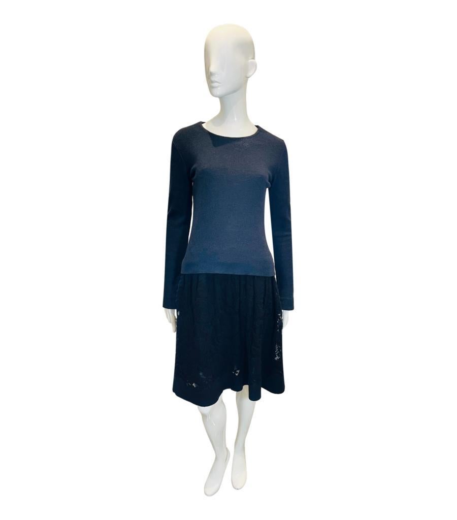 Ermanno Scervino Wool, Silk & Cashmere Dress

Long sleeved dress designed with plain grey top and black lace, flared skirt.

Featuring round neckline and long sleeves.

Size – 44IT

Condition – Very Good

Composition – 70% Wool, 20% Silk, 10%