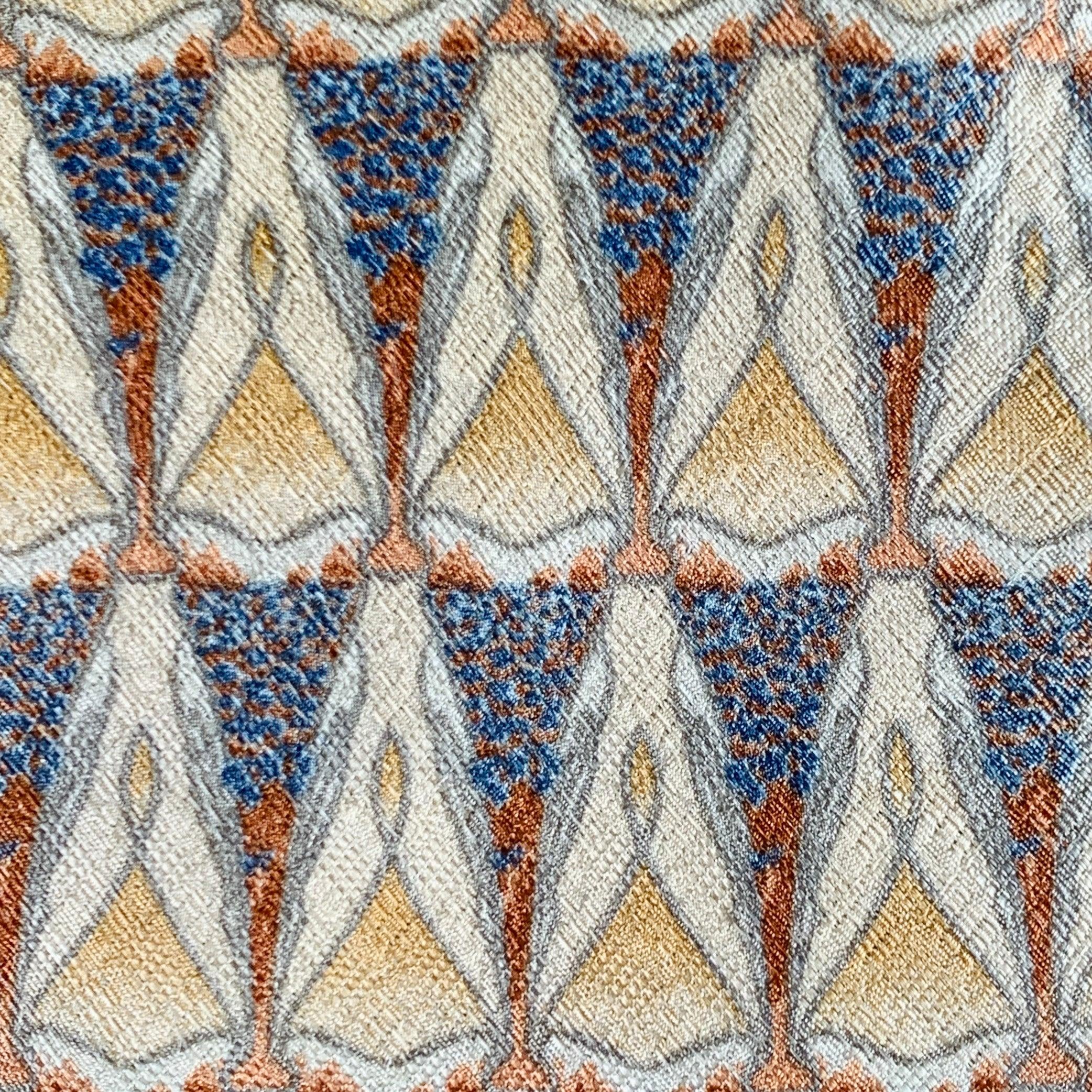Cravatta Ermenegildo Zegna in seta beige e blu con motivo astratto a triangoli. Made in Italy. Eccellente condizione di usato. 

Misure: 
  Larghezza: 3,75 pollici Lunghezza: 59 pollici 

  
  
 
Riferimento Sui Generis: 139681
Categoria: