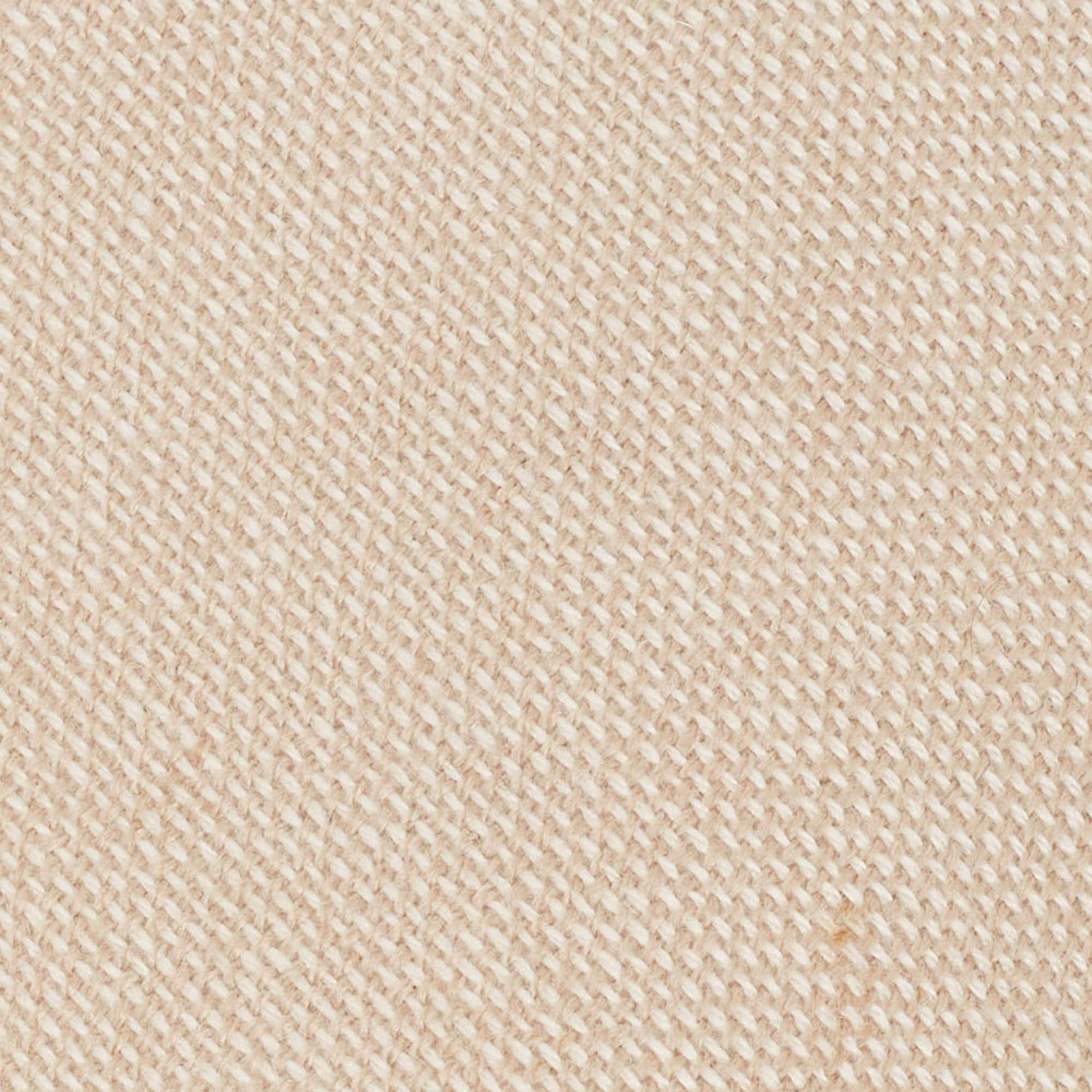 Cette cravate est un accessoire formel parfait qui présente un attrait pointu et moderne. Confectionné dans des matières luxueuses, il présente des motifs complexes et l'étiquette de la marque est soigneusement cousue au dos. Il ne manquera pas