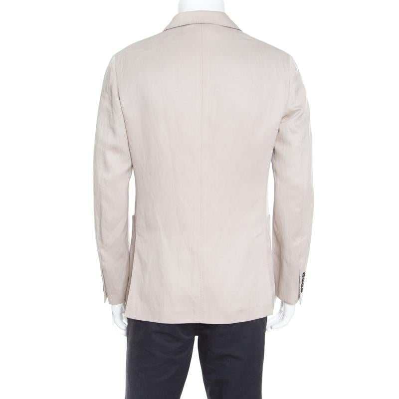 Cruise in style on your way to work in this chic and smart blazer from Ermenegildo Zegna. The beige creation is made of a silk and linen blend and features a well-defined silhouette. It flaunts notched lapels, front button fastenings, a chest